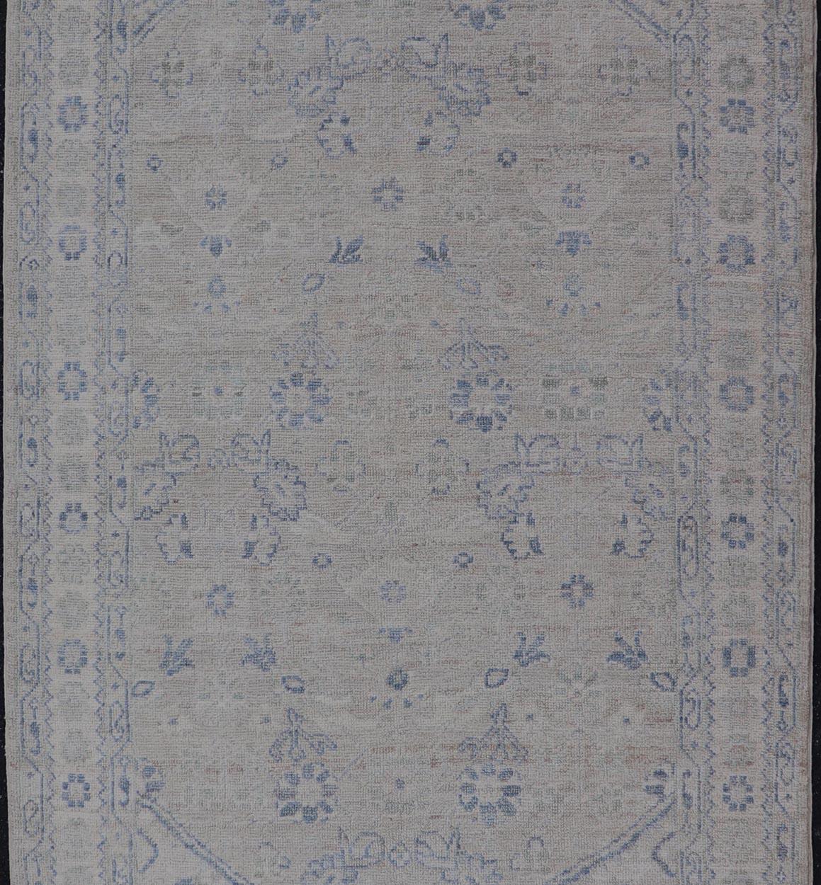 Laine Tapis moderne Oushak avec base ivoire douce et accents bleu ciel subtils 3'10 x 8'2 en vente