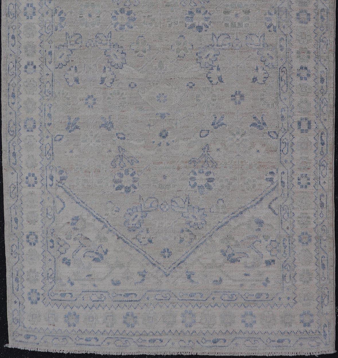 Tapis moderne Oushak avec base ivoire douce et accents bleu ciel subtils 3'10 x 8'2 en vente 1