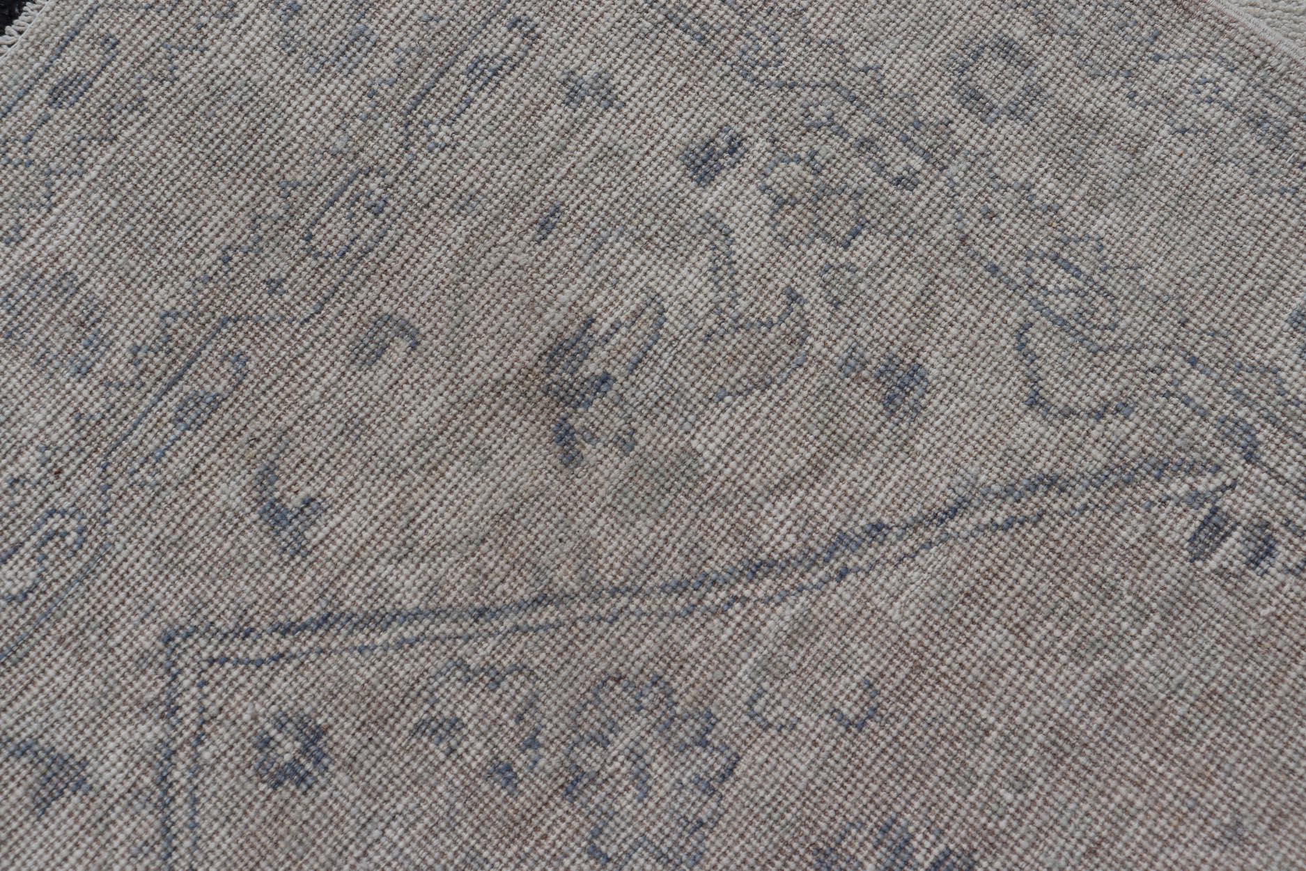 Tapis moderne Oushak avec base ivoire douce et accents bleu ciel subtils 3'10 x 8'2 en vente 2