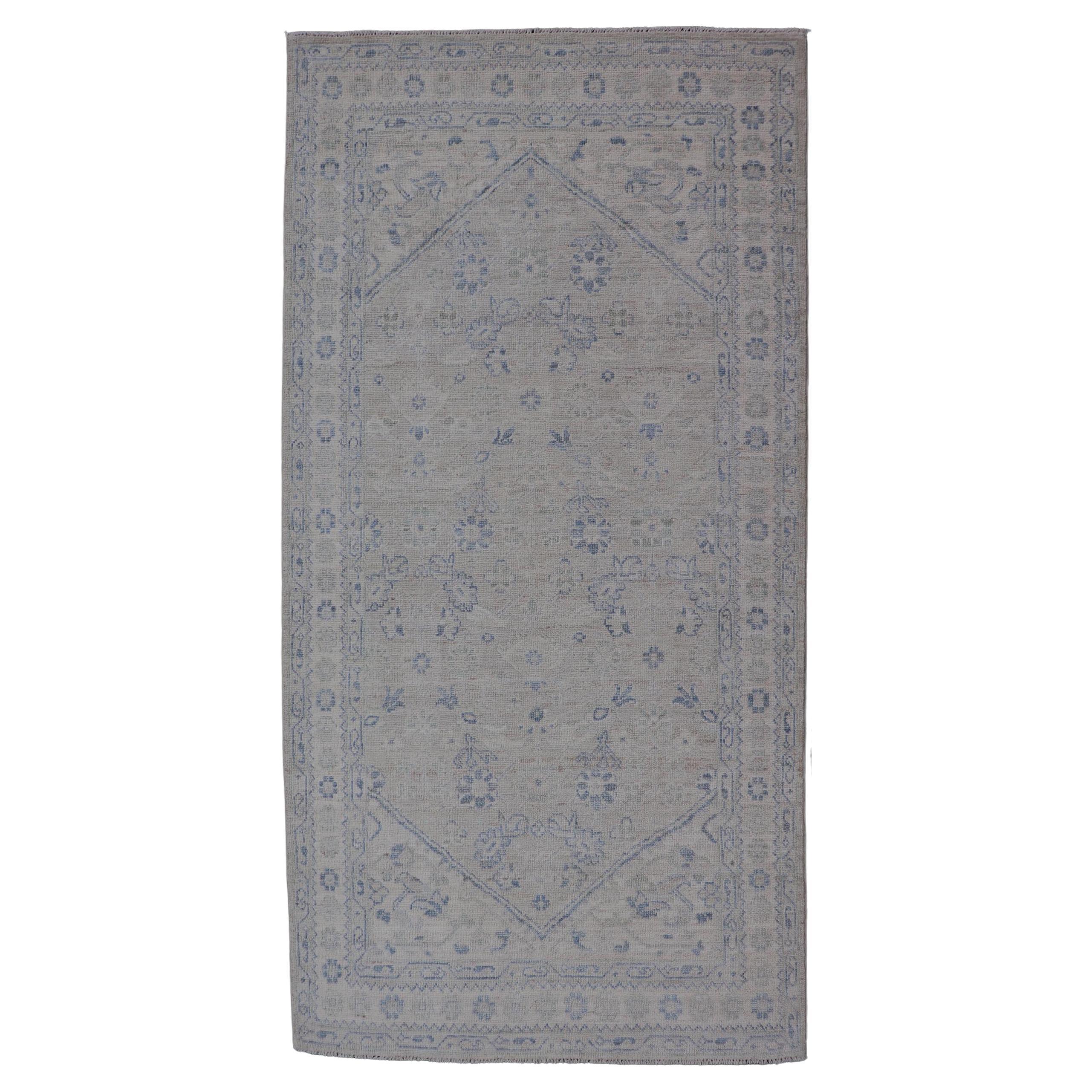Tapis moderne Oushak avec base ivoire douce et accents bleu ciel subtils 3'10 x 8'2