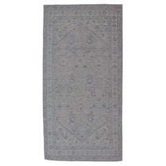 Tapis moderne Oushak avec base ivoire douce et accents bleu ciel subtils 3'10 x 8'2