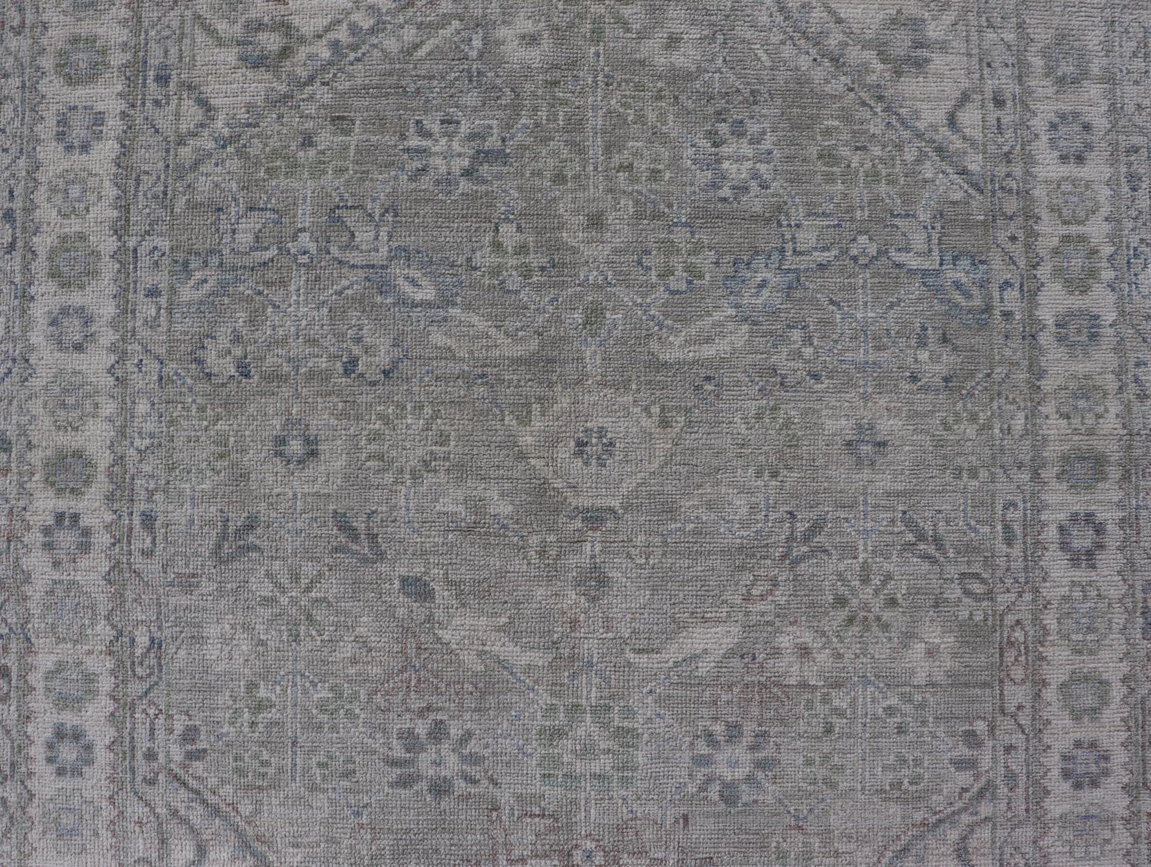 Moderner Oushak-Teppich mit weichen, gedämpften grünen und grauen Tönen 3'11 x 5'9 im Angebot 3