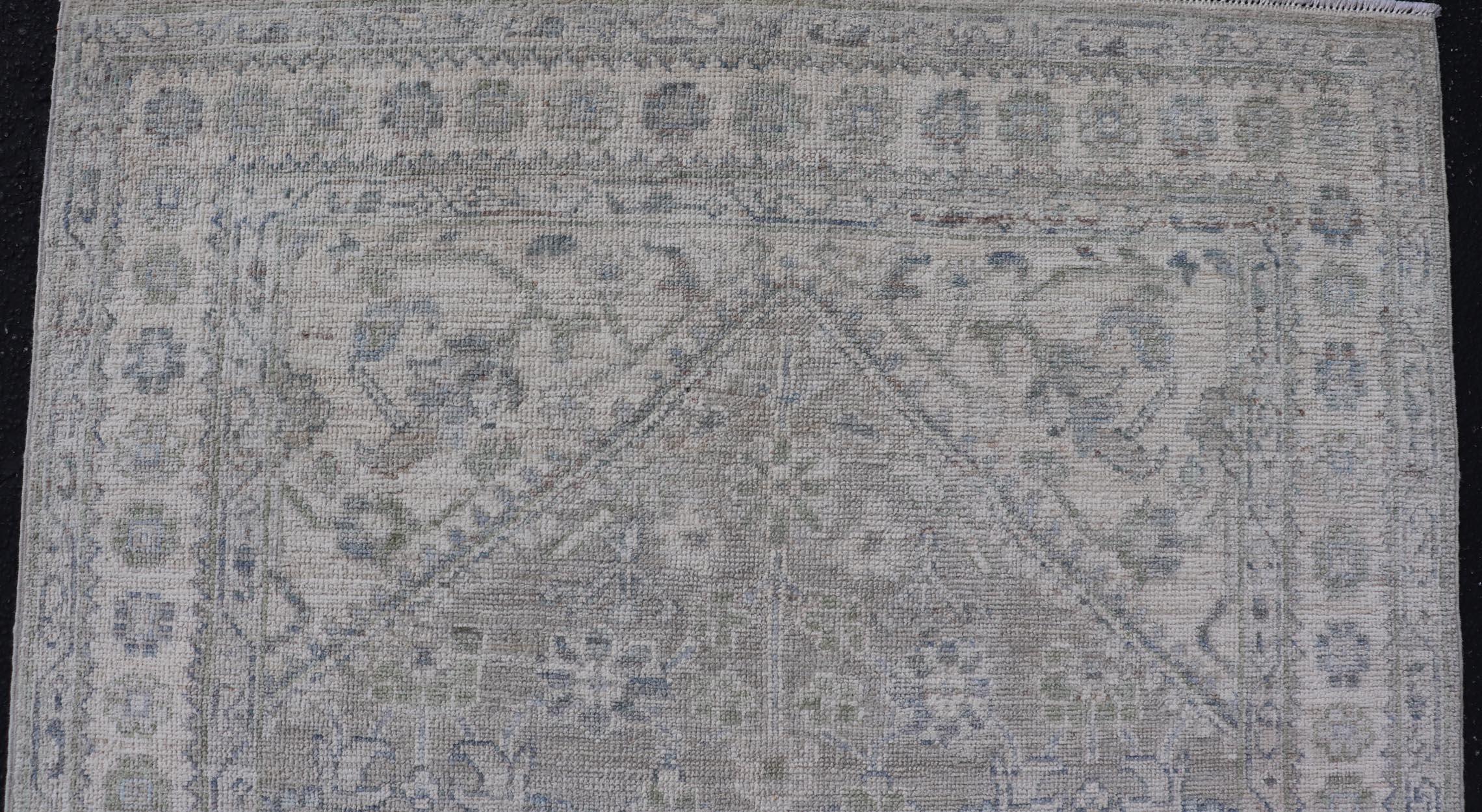 Maße: 3'11 x 5'9 
Moderner Oushak-Teppich mit weichen, gedämpften Grün- und Grautönen 3'11 x 5'9. Herkunftsland; Afghanistan Typ: Khotan Keivan Woven Arts; Teppich AWR-56, frühes 21. Jahrhundert.

Dieser moderne Oushak-Teppich verkörpert ruhige