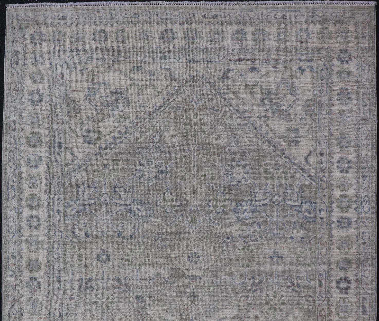 Moderner Oushak-Teppich mit weichen, gedämpften grünen und grauen Tönen 3'11 x 5'9 (Afghanisch) im Angebot