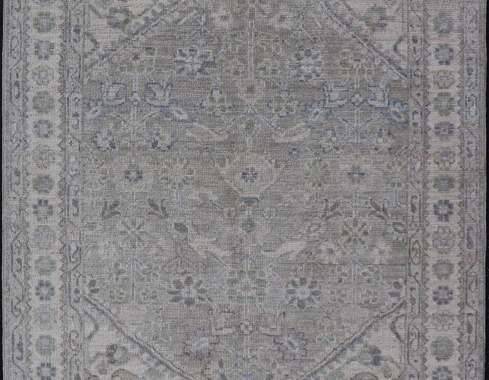 Moderner Oushak-Teppich mit weichen, gedämpften grünen und grauen Tönen 3'11 x 5'9 (Handgeknüpft) im Angebot