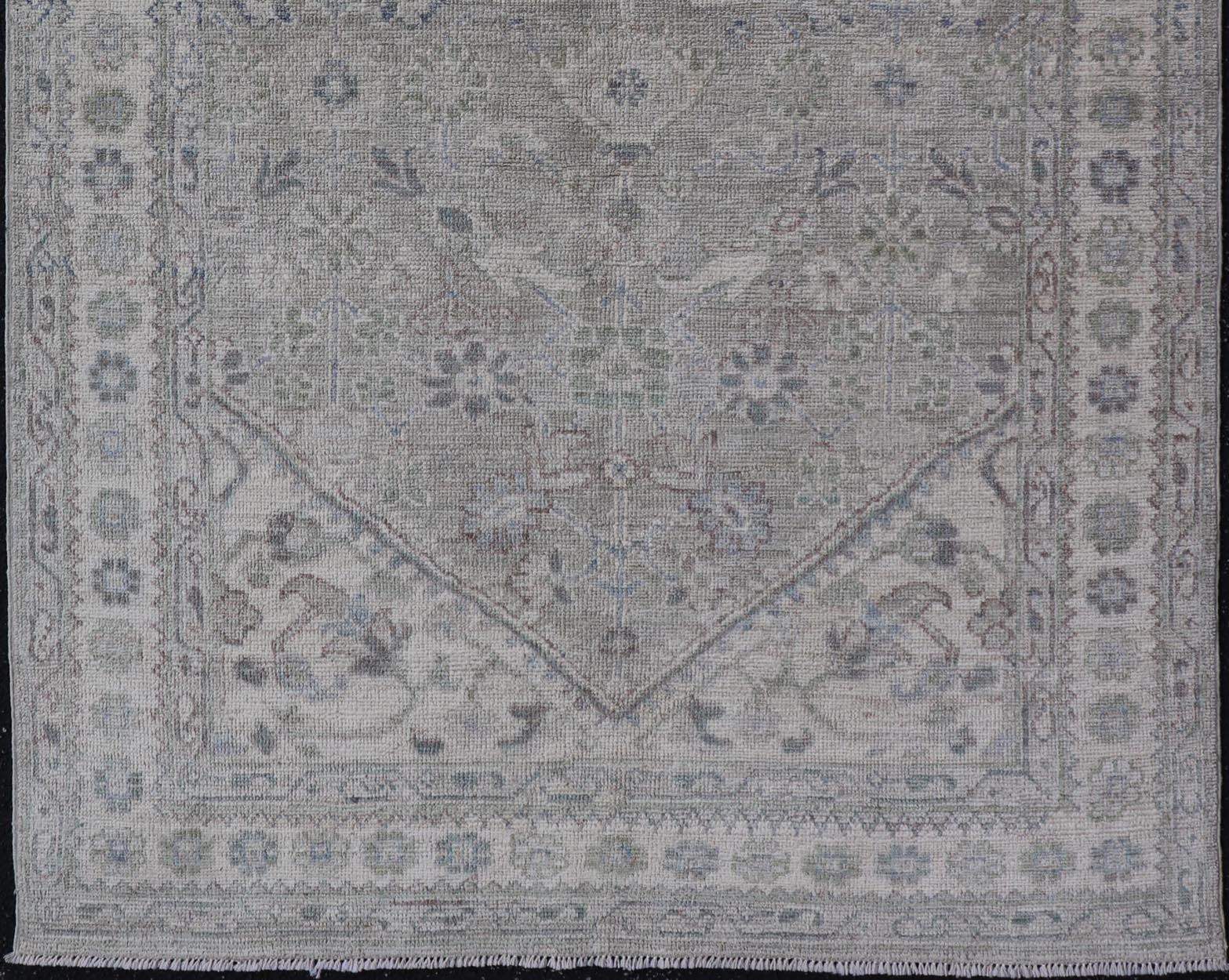 Moderner Oushak-Teppich mit weichen, gedämpften grünen und grauen Tönen 3'11 x 5'9 im Zustand „Neu“ im Angebot in Atlanta, GA