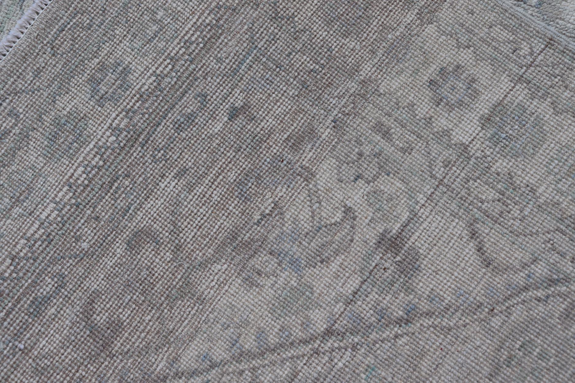 Moderner Oushak-Teppich mit weichen, gedämpften grünen und grauen Tönen 3'11 x 5'9 (21. Jahrhundert und zeitgenössisch) im Angebot