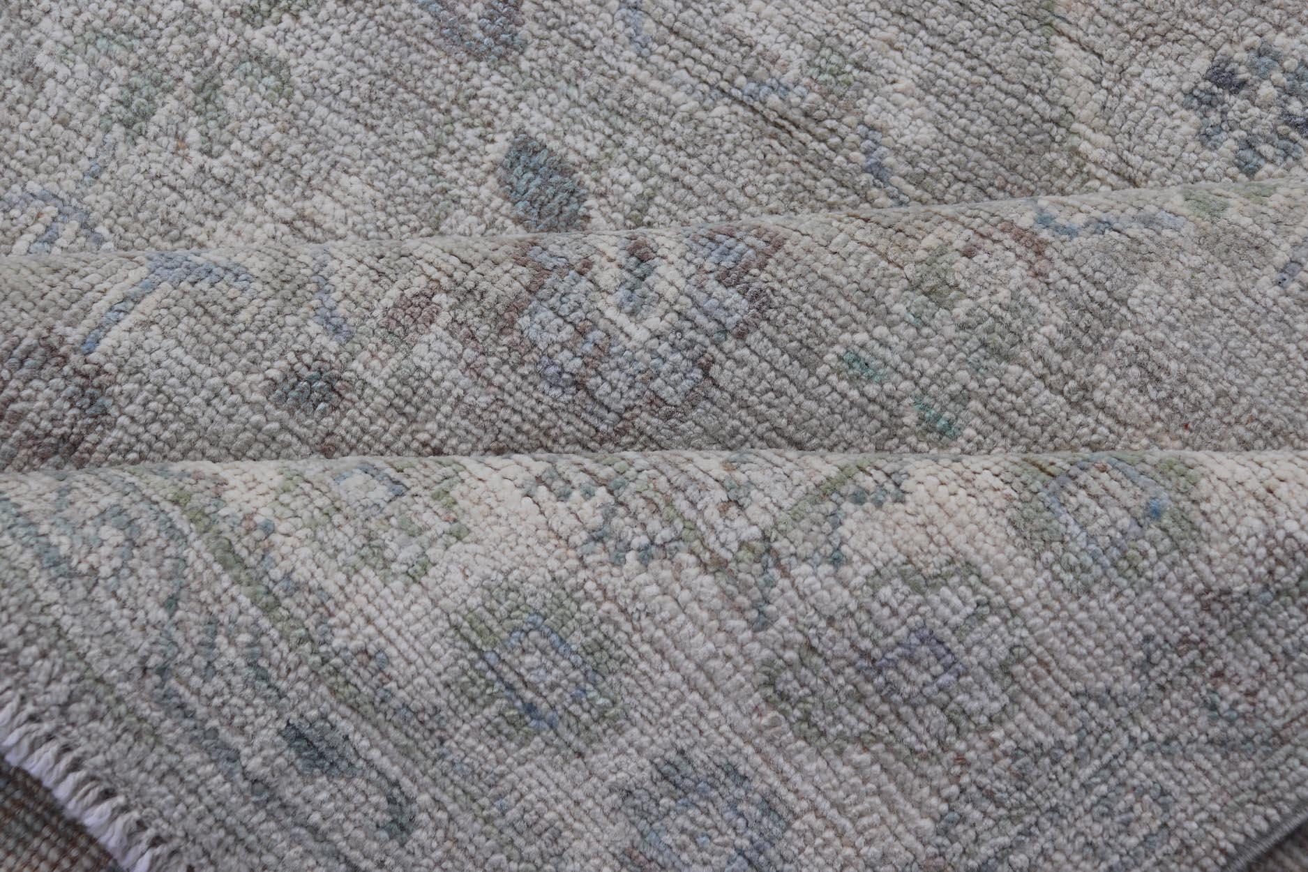 Moderner Oushak-Teppich mit weichen, gedämpften grünen und grauen Tönen 3'11 x 5'9 (Wolle) im Angebot