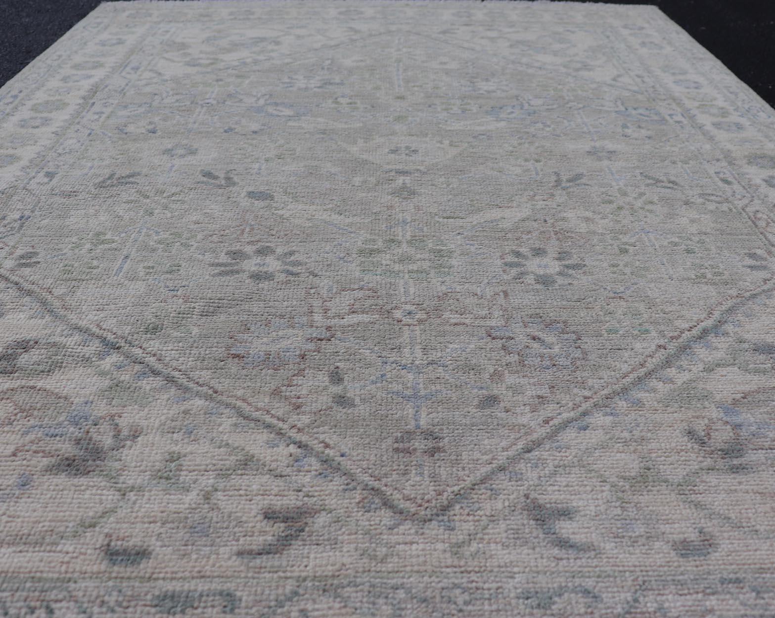 Moderner Oushak-Teppich mit weichen, gedämpften grünen und grauen Tönen 3'11 x 5'9 im Angebot 1