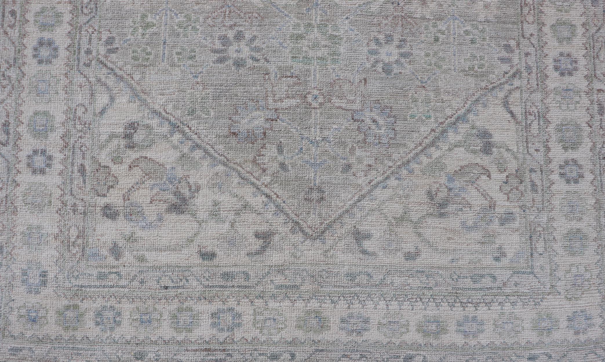Moderner Oushak-Teppich mit weichen, gedämpften grünen und grauen Tönen 3'11 x 5'9 im Angebot 2