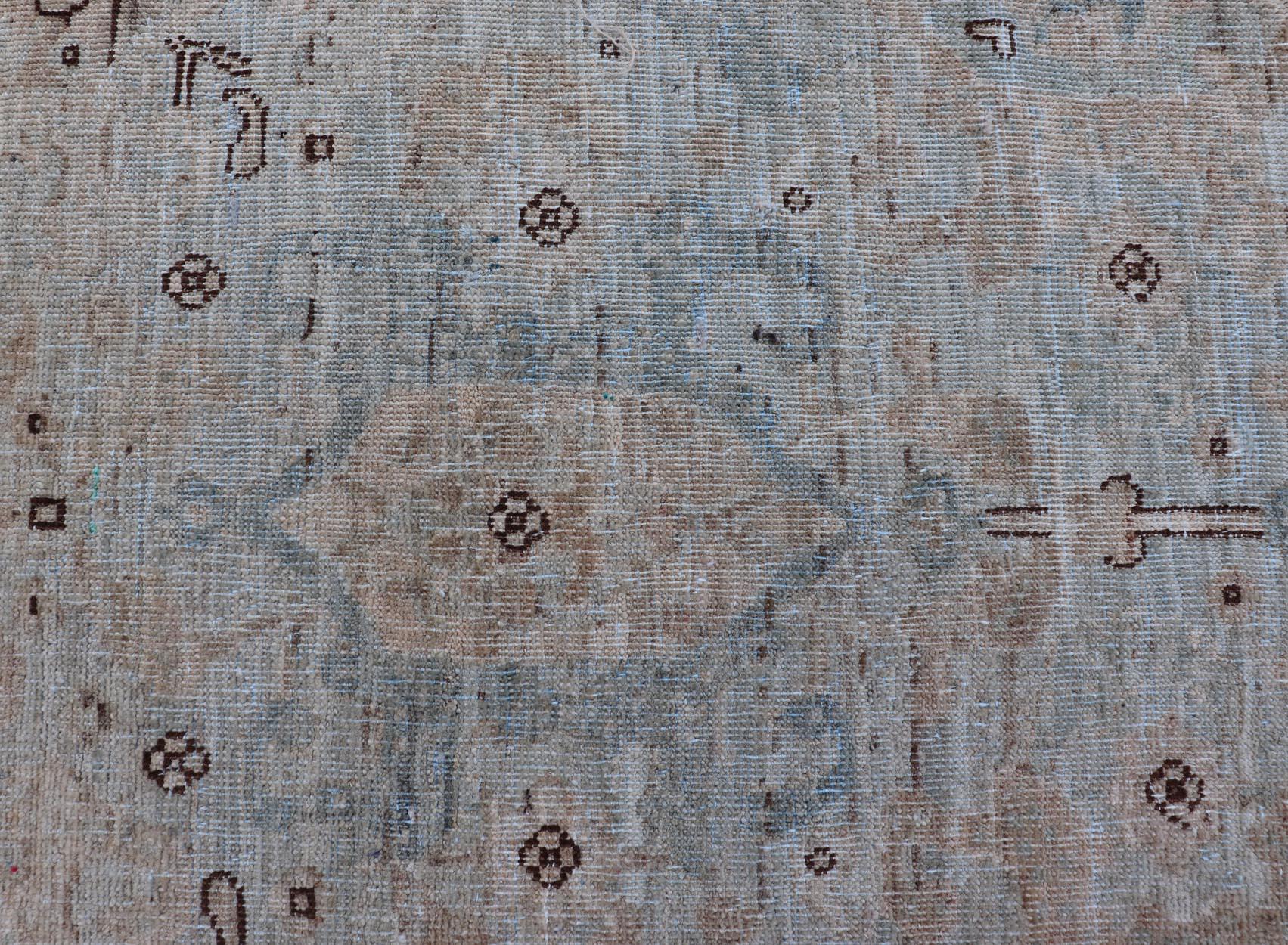 Moderner Oushak-Teppich mit weichem Himmelblau und warmen Sandtönen in warmen Himmelsblau 2'6 x 4'1 im Angebot 2