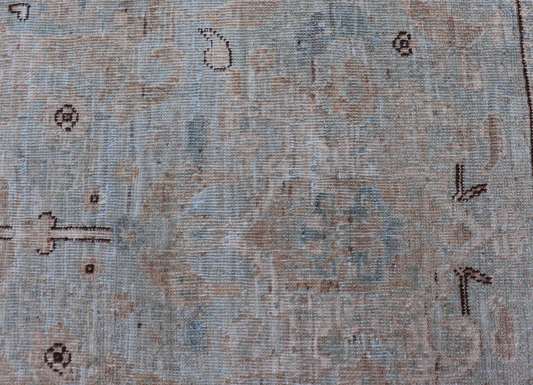Maße: 2'6 x 4'1 
Moderner Oushak-Teppich mit sanftem Himmelblau und warmen Sandtönen 2'6 x 4'1. Keivan Woven Arts. Teppich /AWR-528 / Anfang 21. Jahrhundert, Türkischer Oushak.

Dieser moderne Oushak-Teppich vereint eine ruhige Farbpalette aus