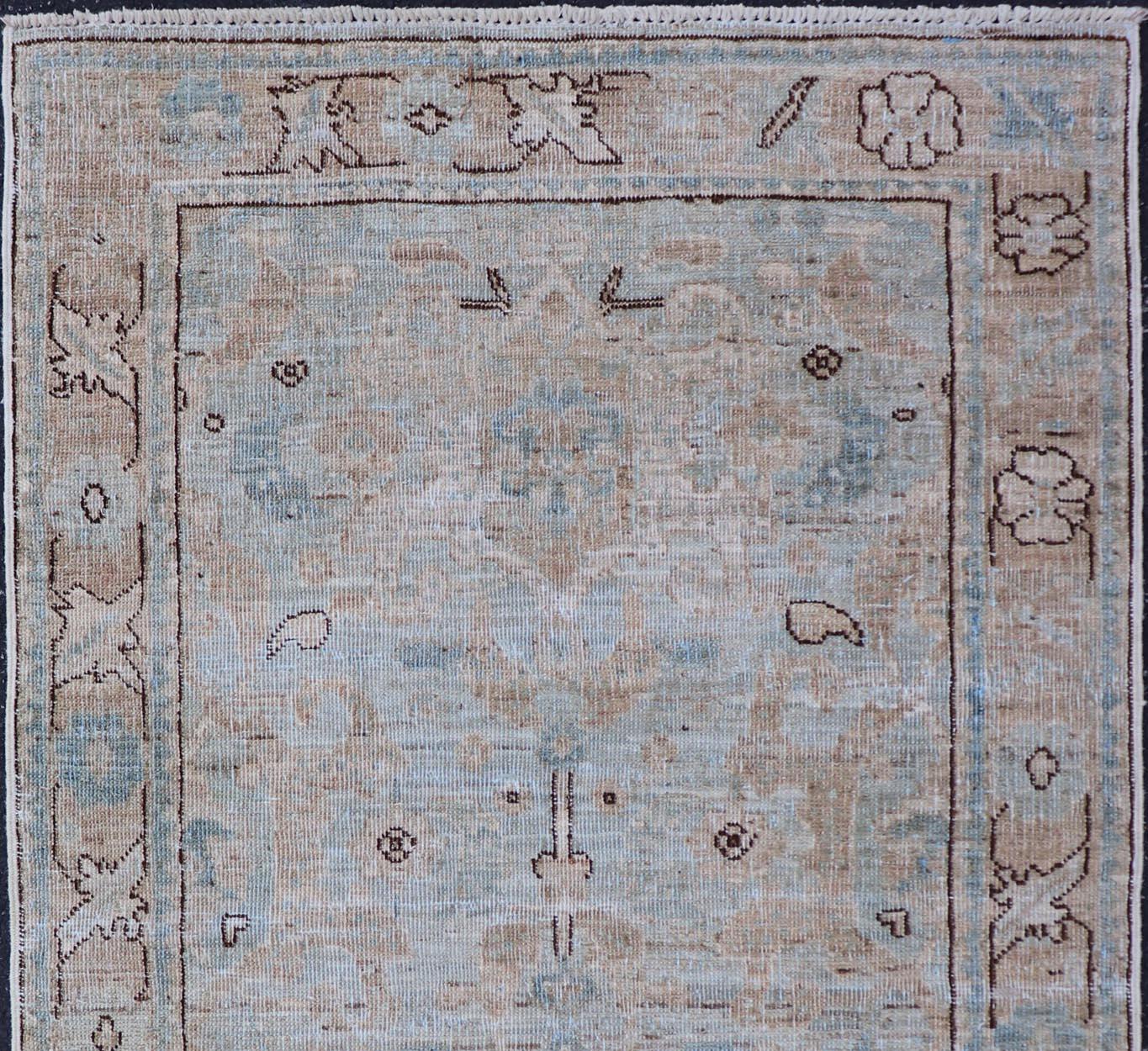 Moderner Oushak-Teppich mit weichem Himmelblau und warmen Sandtönen in warmen Himmelsblau 2'6 x 4'1 (Tabriz) im Angebot