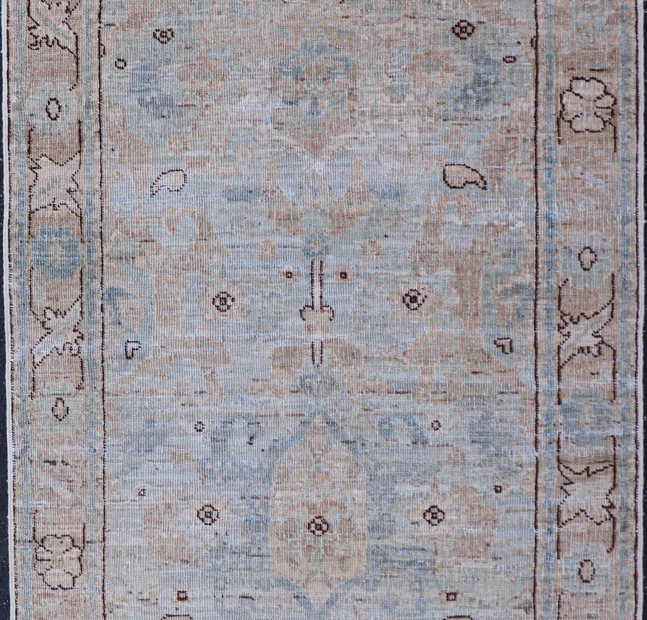 Moderner Oushak-Teppich mit weichem Himmelblau und warmen Sandtönen in warmen Himmelsblau 2'6 x 4'1 (Afghanisch) im Angebot