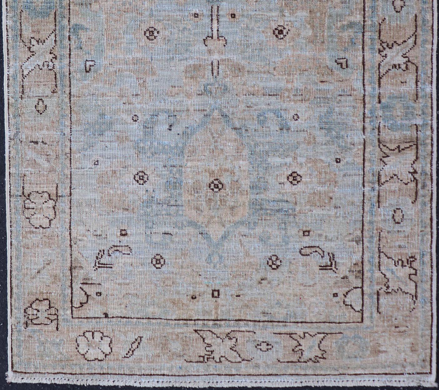 Moderner Oushak-Teppich mit weichem Himmelblau und warmen Sandtönen in warmen Himmelsblau 2'6 x 4'1 (Handgeknüpft) im Angebot