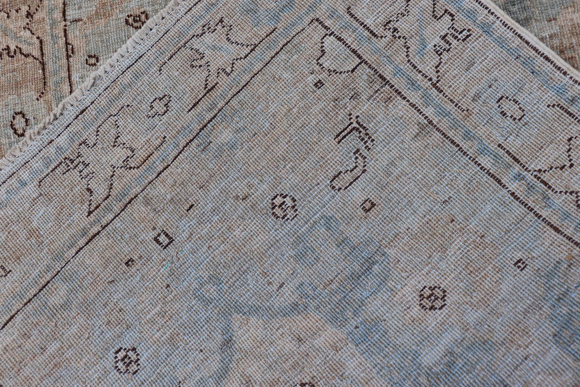 Moderner Oushak-Teppich mit weichem Himmelblau und warmen Sandtönen in warmen Himmelsblau 2'6 x 4'1 im Zustand „Neu“ im Angebot in Atlanta, GA