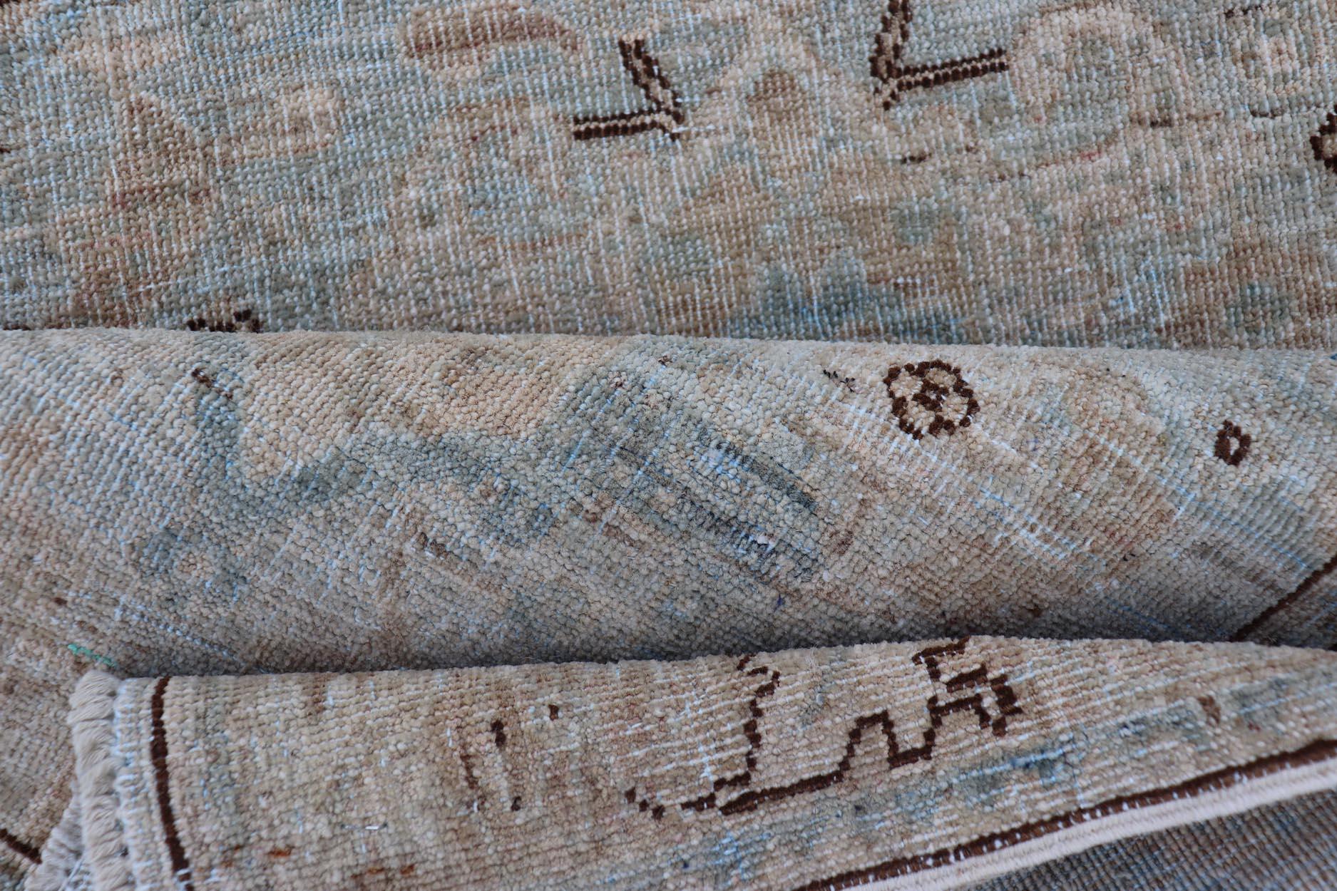 Moderner Oushak-Teppich mit weichem Himmelblau und warmen Sandtönen in warmen Himmelsblau 2'6 x 4'1 (21. Jahrhundert und zeitgenössisch) im Angebot