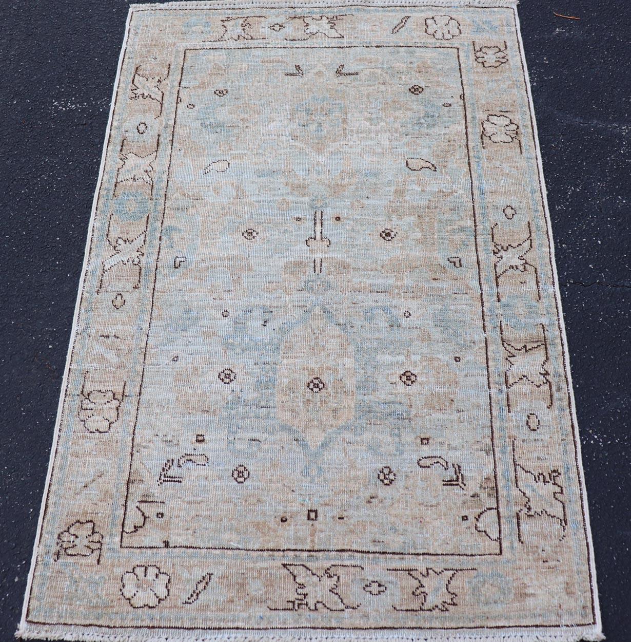 Moderner Oushak-Teppich mit weichem Himmelblau und warmen Sandtönen in warmen Himmelsblau 2'6 x 4'1 (Wolle) im Angebot