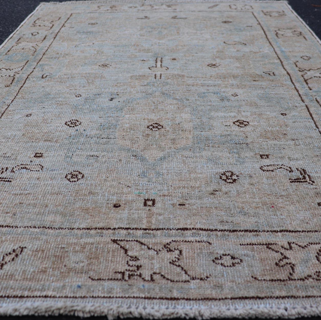Moderner Oushak-Teppich mit weichem Himmelblau und warmen Sandtönen in warmen Himmelsblau 2'6 x 4'1 im Angebot 1