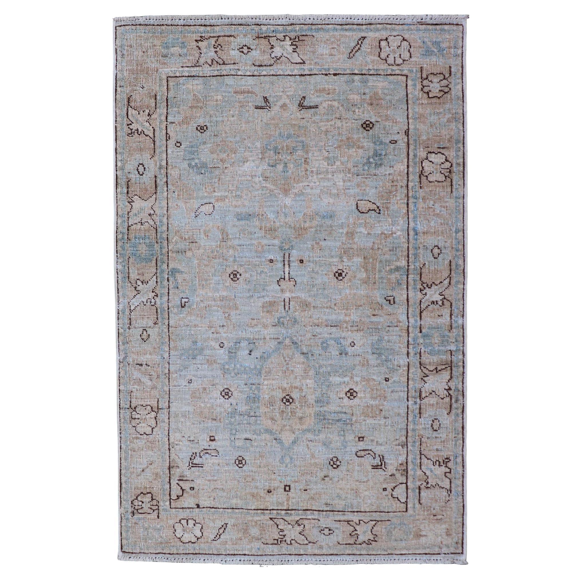 Moderner Oushak-Teppich mit weichem Himmelblau und warmen Sandtönen in warmen Himmelsblau 2'6 x 4'1 im Angebot