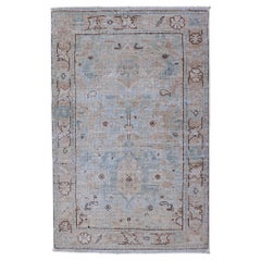 Moderner Oushak-Teppich mit weichem Himmelblau und warmen Sandtönen in warmen Himmelsblau 2'6 x 4'1