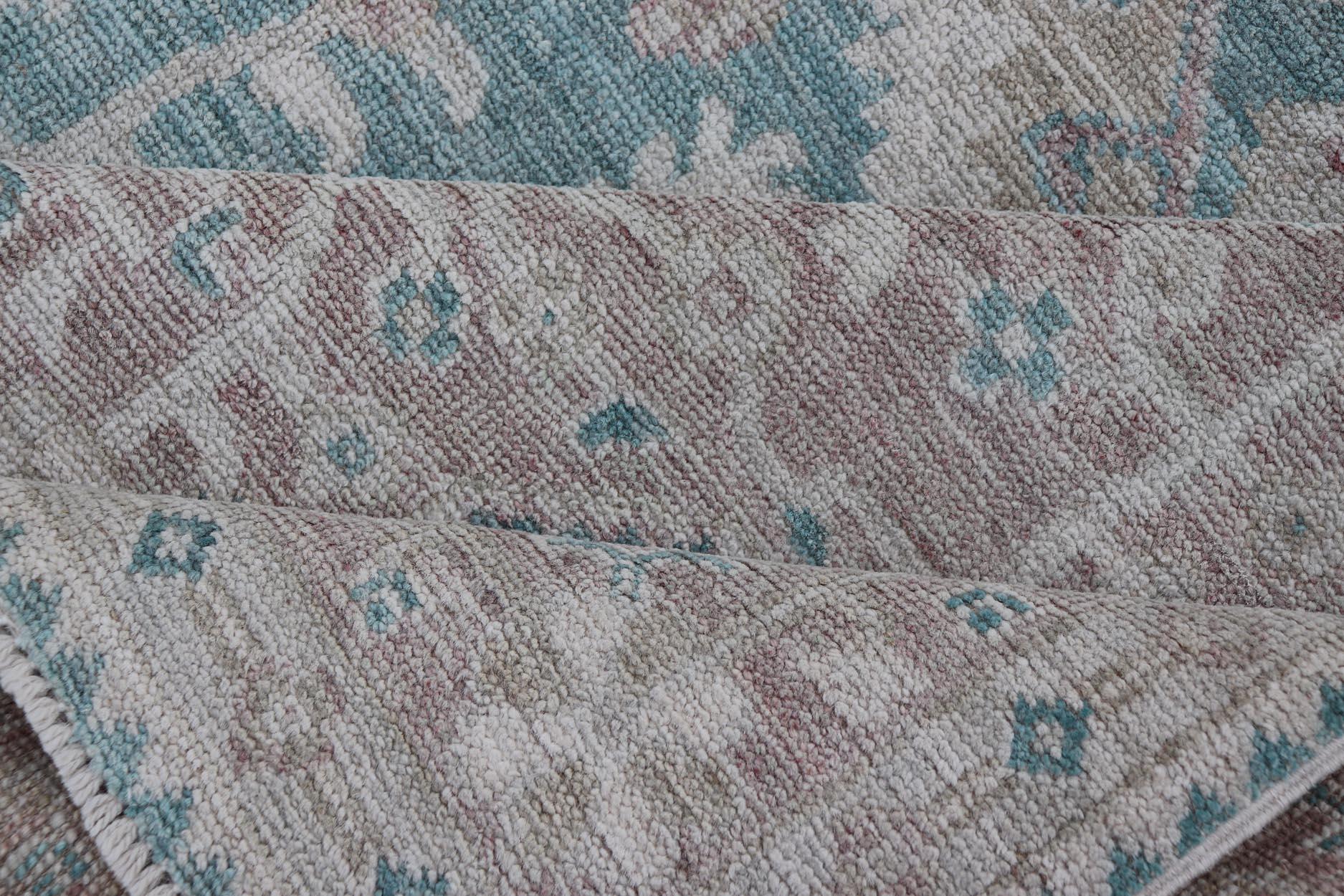 Tappeto moderno Oushak con base verde acqua e accenti di tan e avorio 5'2 x 8'0 in vendita 3