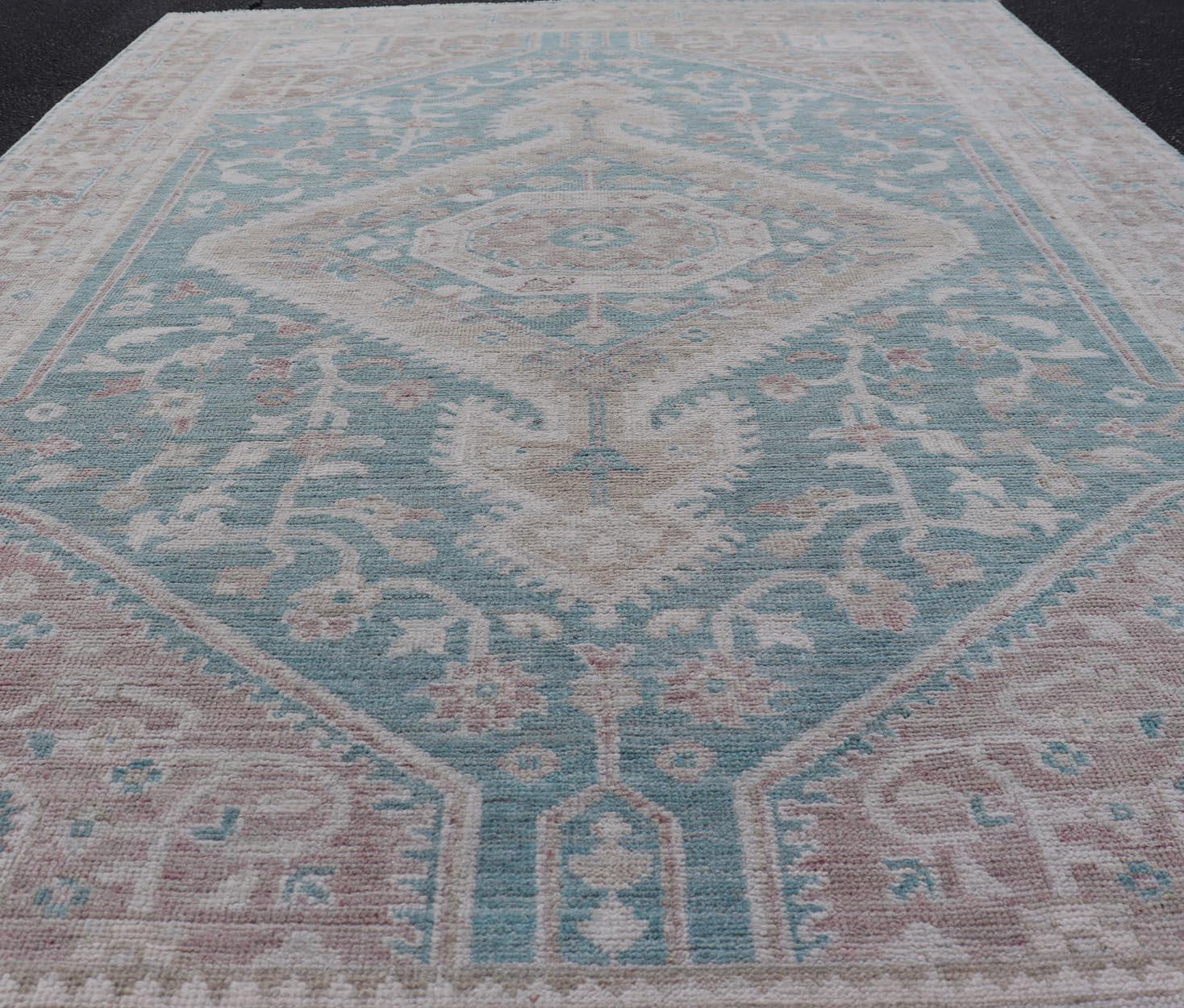 Tappeto moderno Oushak con base verde acqua e accenti di tan e avorio 5'2 x 8'0 in vendita 5
