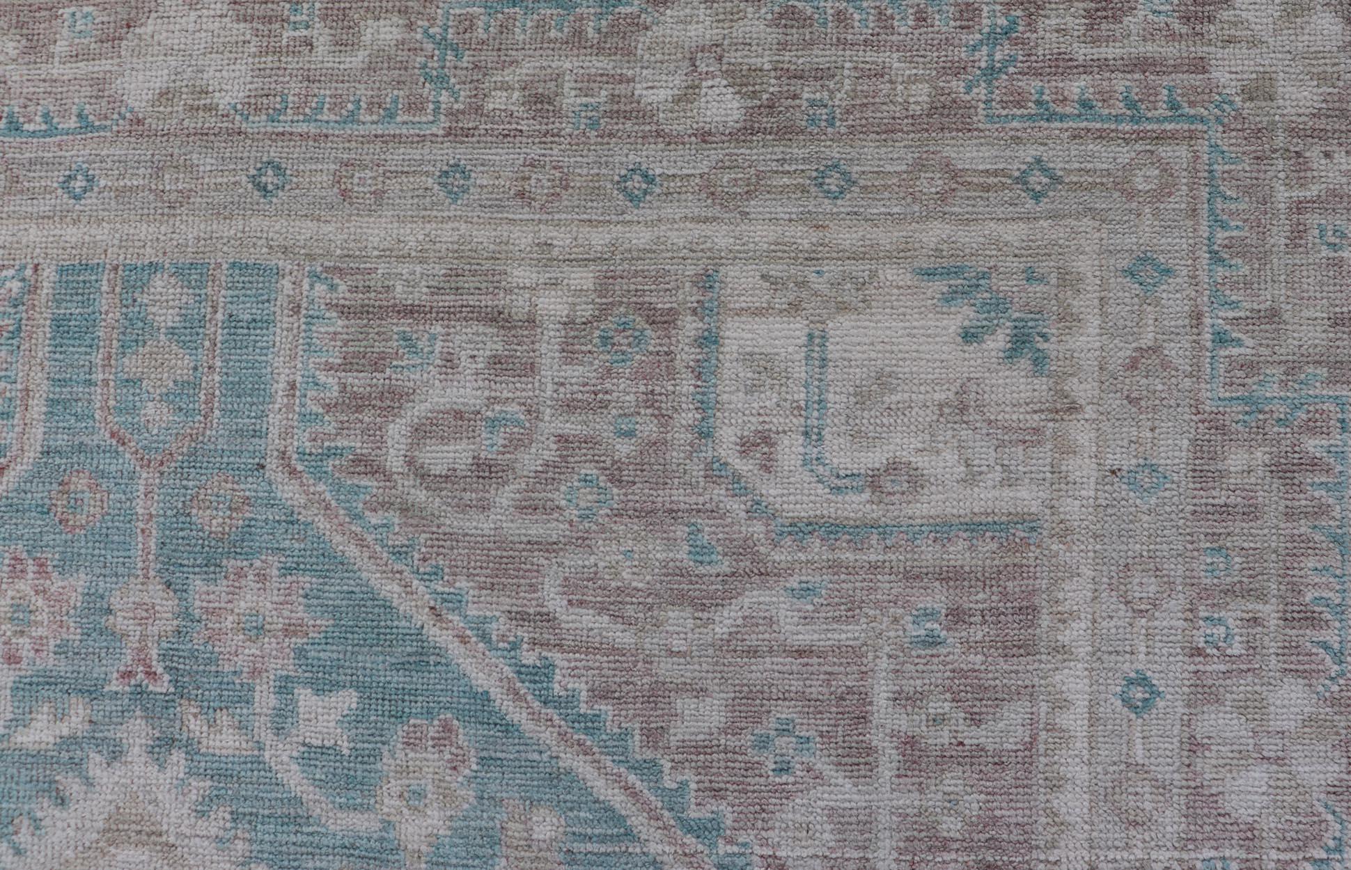 Misure: 5'2 x 8'0 
Tappeto moderno in Oushak con base verde acqua e accenti di tan e avorio. Tappeto Keivan Woven Arts /AWR-535 / Inizio 21° secolo, Oushak turco.

Questo tappeto Oushak moderno e ben realizzato presenta una morbida base verde acqua,