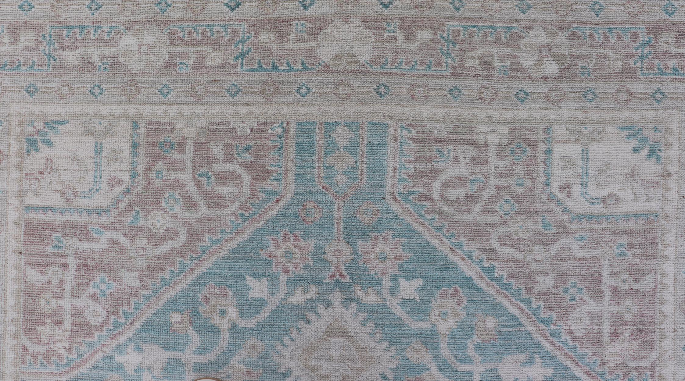 Afghano Tappeto moderno Oushak con base verde acqua e accenti di tan e avorio 5'2 x 8'0 in vendita