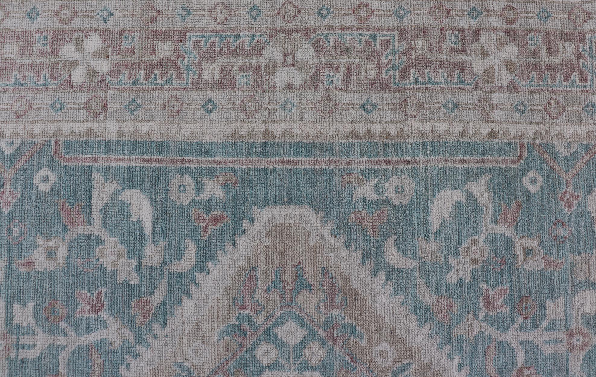 Annodato a mano Tappeto moderno Oushak con base verde acqua e accenti di tan e avorio 5'2 x 8'0 in vendita