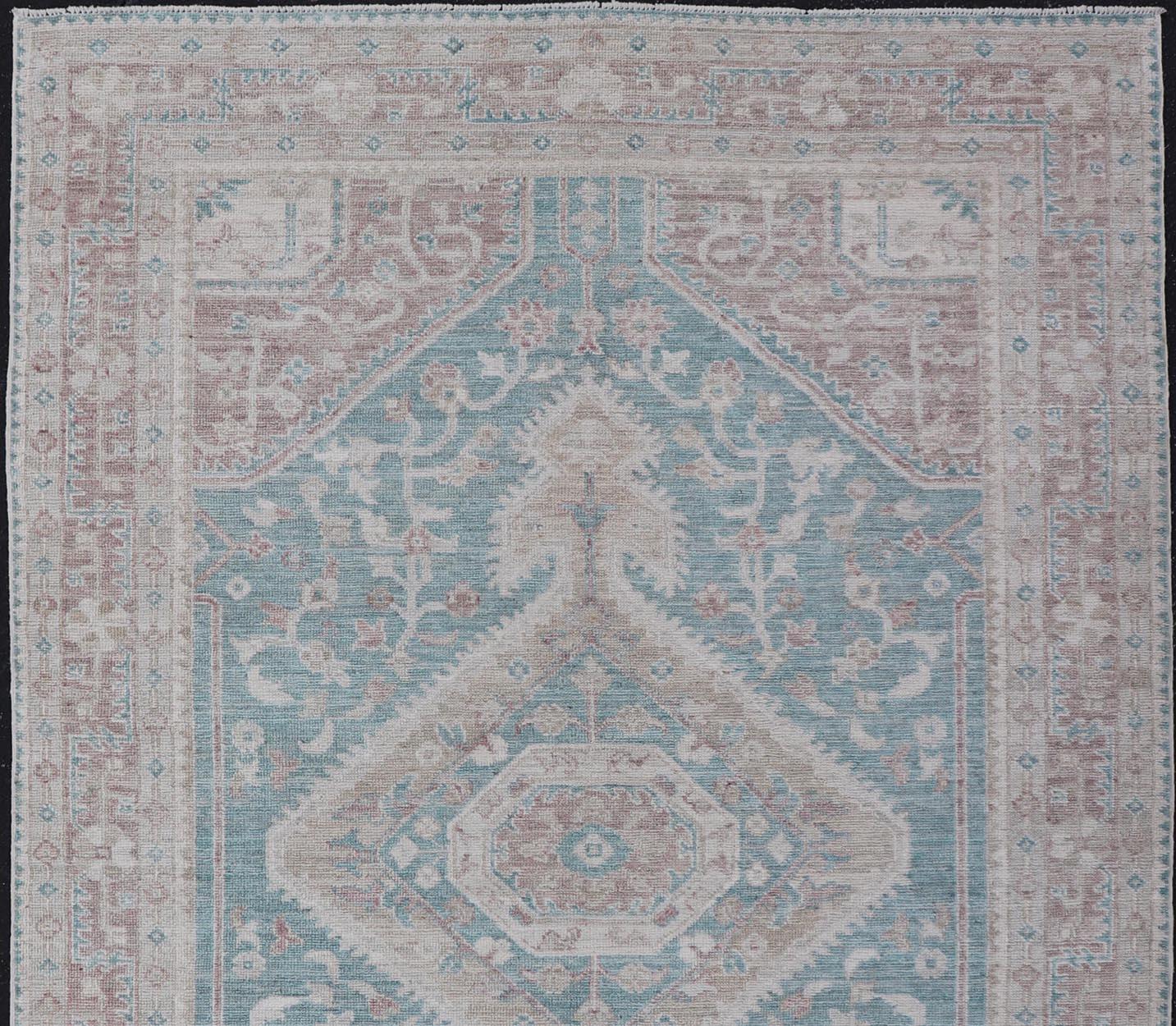 XXI secolo e contemporaneo Tappeto moderno Oushak con base verde acqua e accenti di tan e avorio 5'2 x 8'0 in vendita