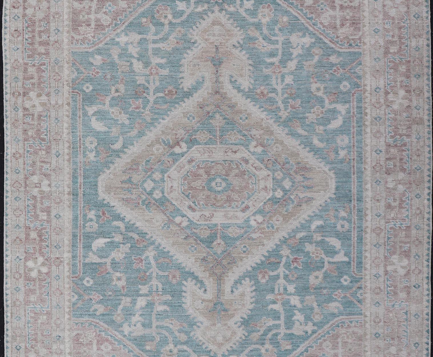 Lana Tappeto moderno Oushak con base verde acqua e accenti di tan e avorio 5'2 x 8'0 in vendita