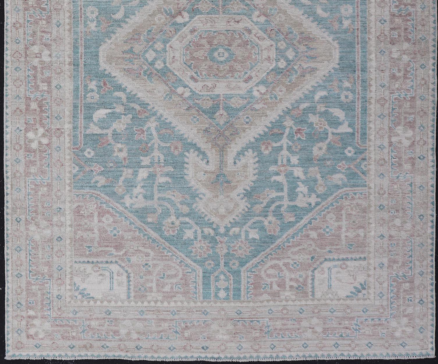 Tappeto moderno Oushak con base verde acqua e accenti di tan e avorio 5'2 x 8'0 in vendita 1