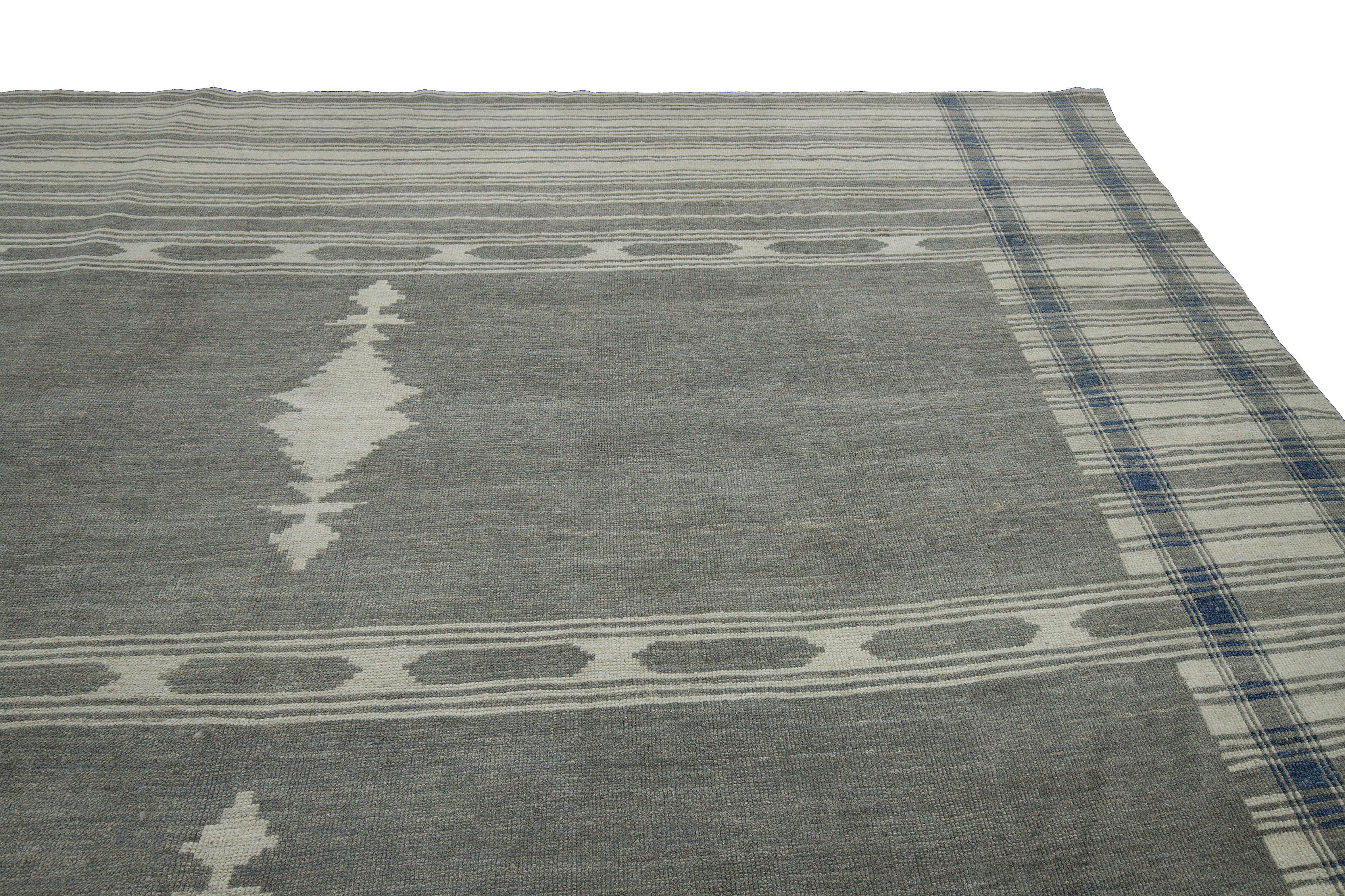 Moderner moderner Oushak-Teppich mit gestreiftem elfenbeingrauem Feld und geometrischen Mustern (Türkisch) im Angebot