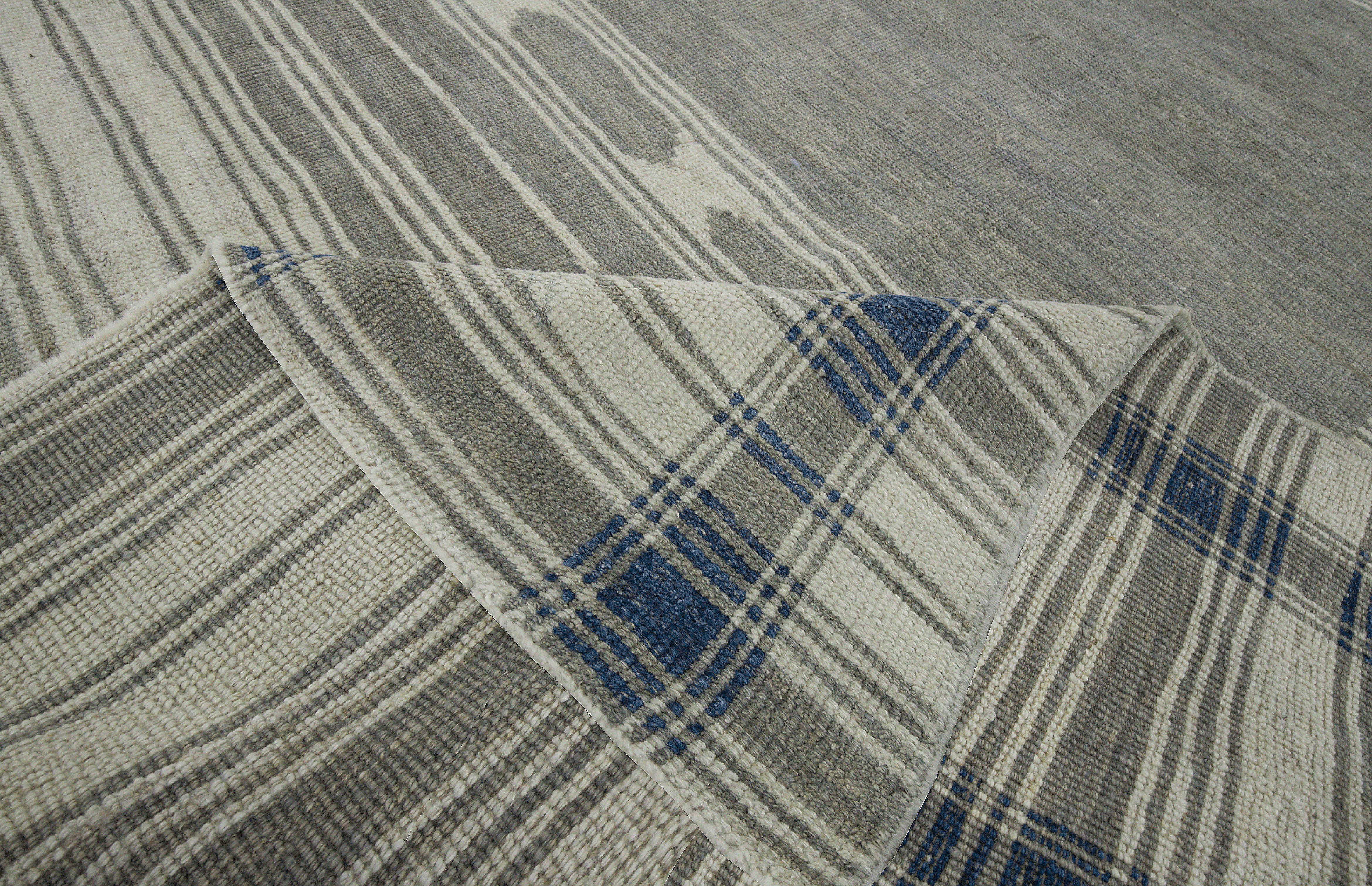Moderner moderner Oushak-Teppich mit gestreiftem elfenbeingrauem Feld und geometrischen Mustern (Handgewebt) im Angebot