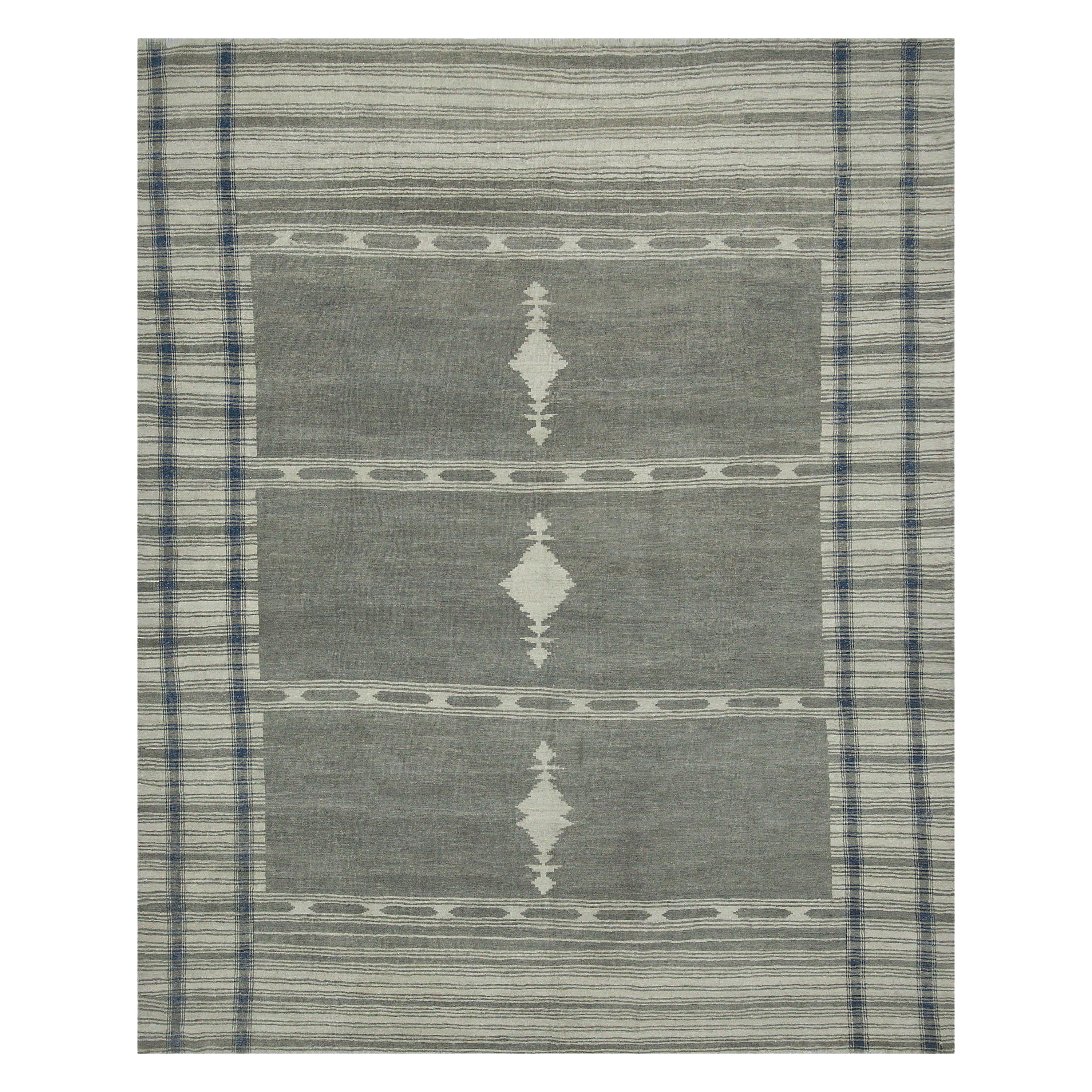 Moderner moderner Oushak-Teppich mit gestreiftem elfenbeingrauem Feld und geometrischen Mustern im Angebot
