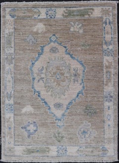 Alfombra Moderna Oushak con Acentos Topo de Azul Cielo y Verde Salvia 2'0 x 2'8