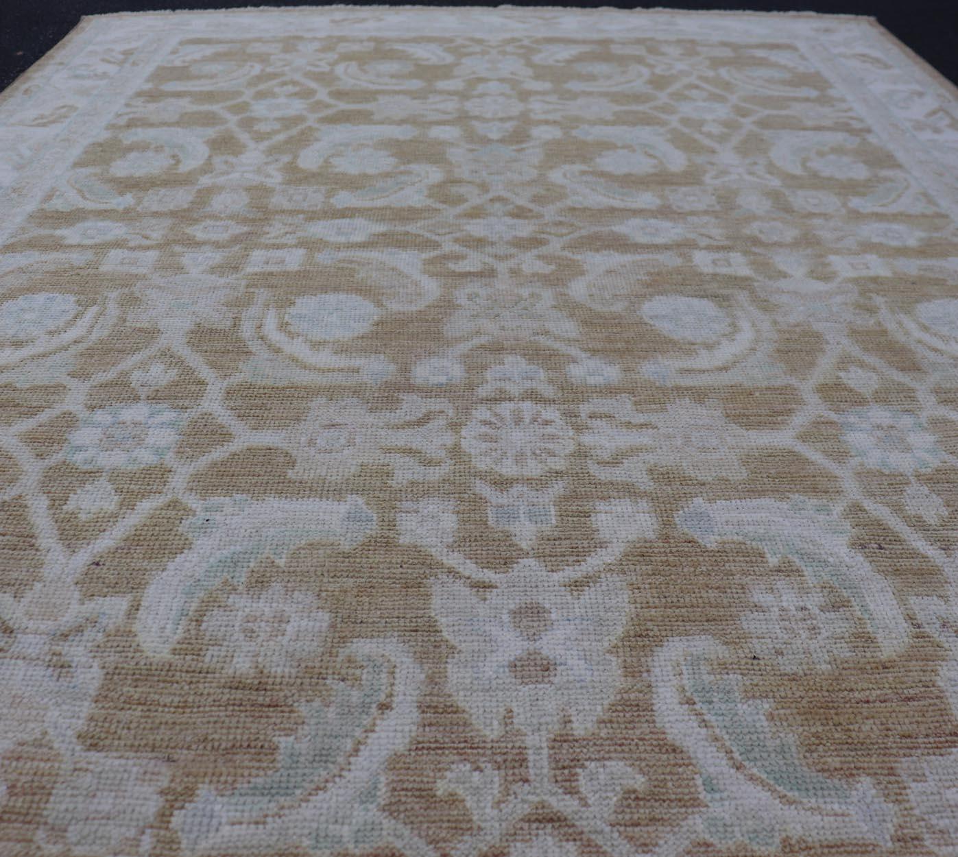 Tappeto moderno Oushak con base calda color taupe e accenti avorio 5'1 x 7'7 in vendita 3