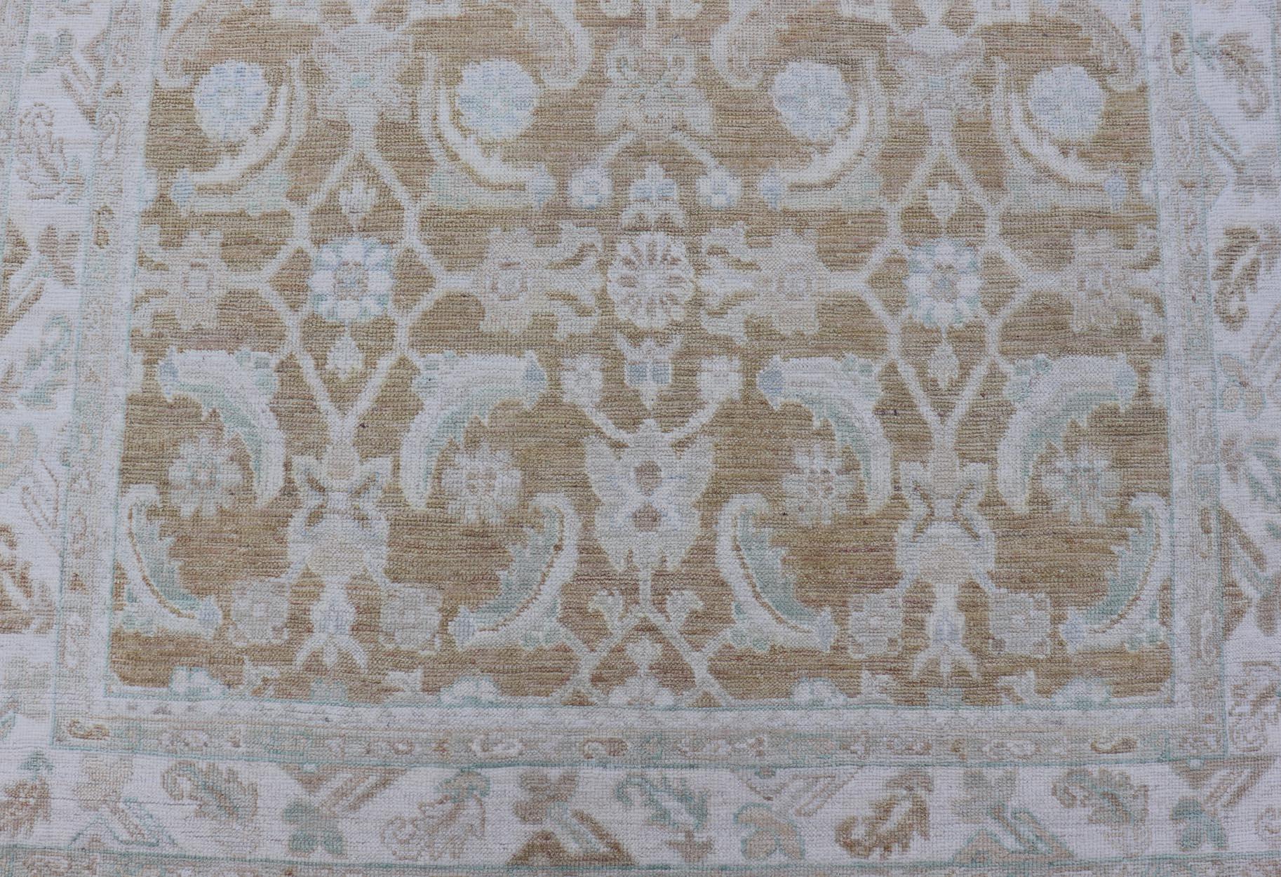 Tappeto moderno Oushak con base calda color taupe e accenti avorio 5'1 x 7'7 in vendita 4