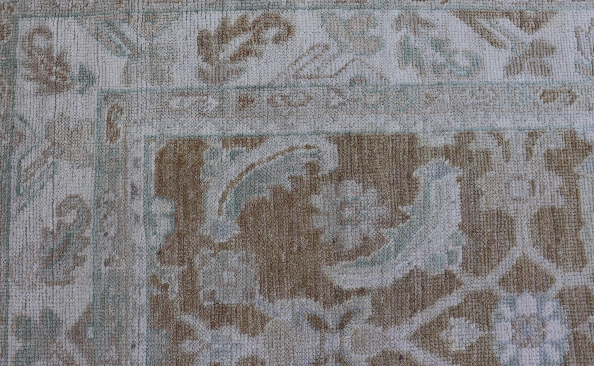 Tappeto moderno Oushak con base calda color taupe e accenti avorio 5'1 x 7'7 in vendita 5