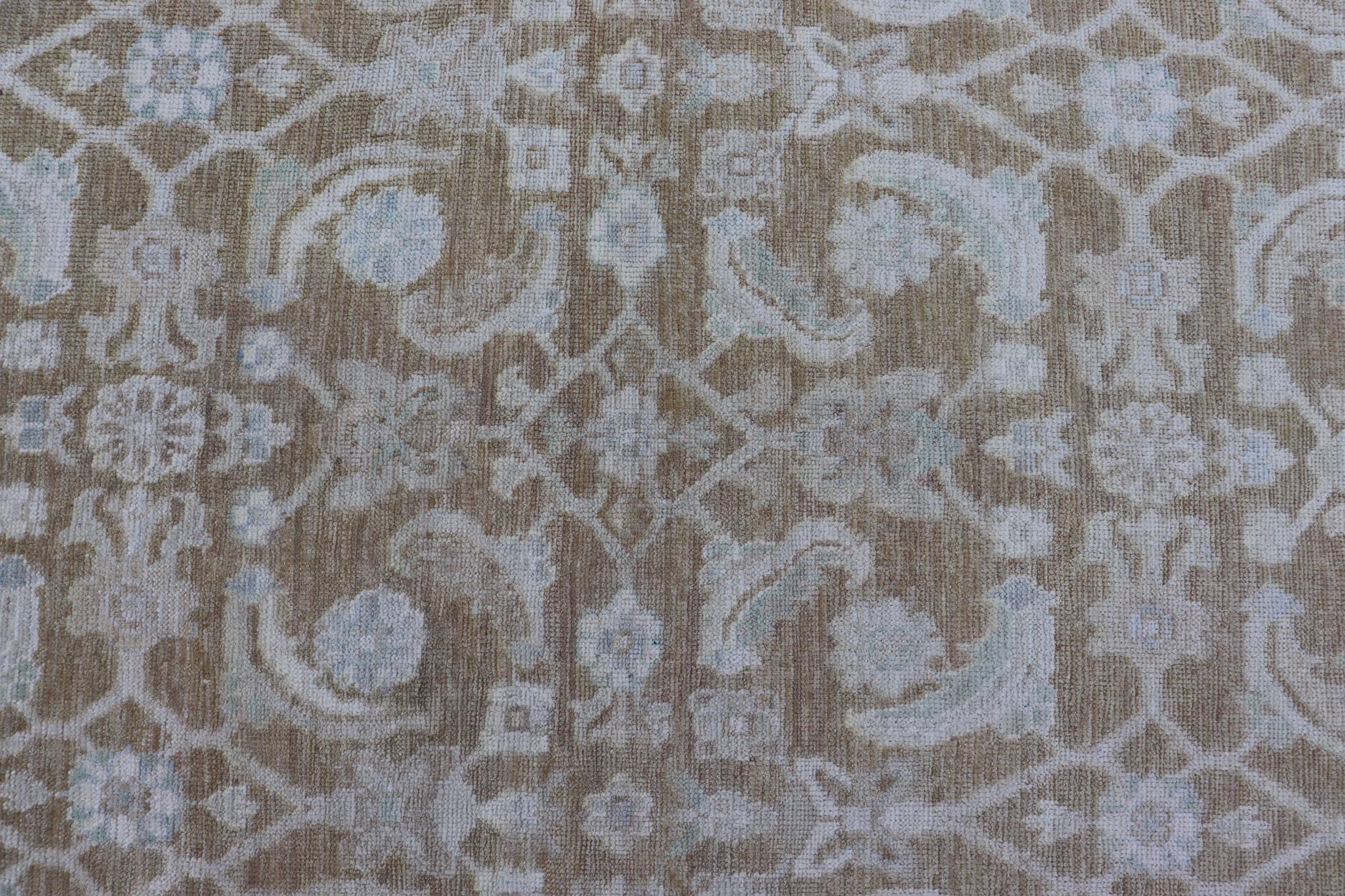 Misure: 5'1 x 7'7
Tappeto Oushak moderno con base calda color taupe e accenti avorio 5'1 x 7'7. Tappeto Keivan Woven Arts /AWR-61 / Inizio 21° secolo, Oushak turco.

Questo moderno tappeto Oushak combina un'eleganza senza tempo con un'artigianalità