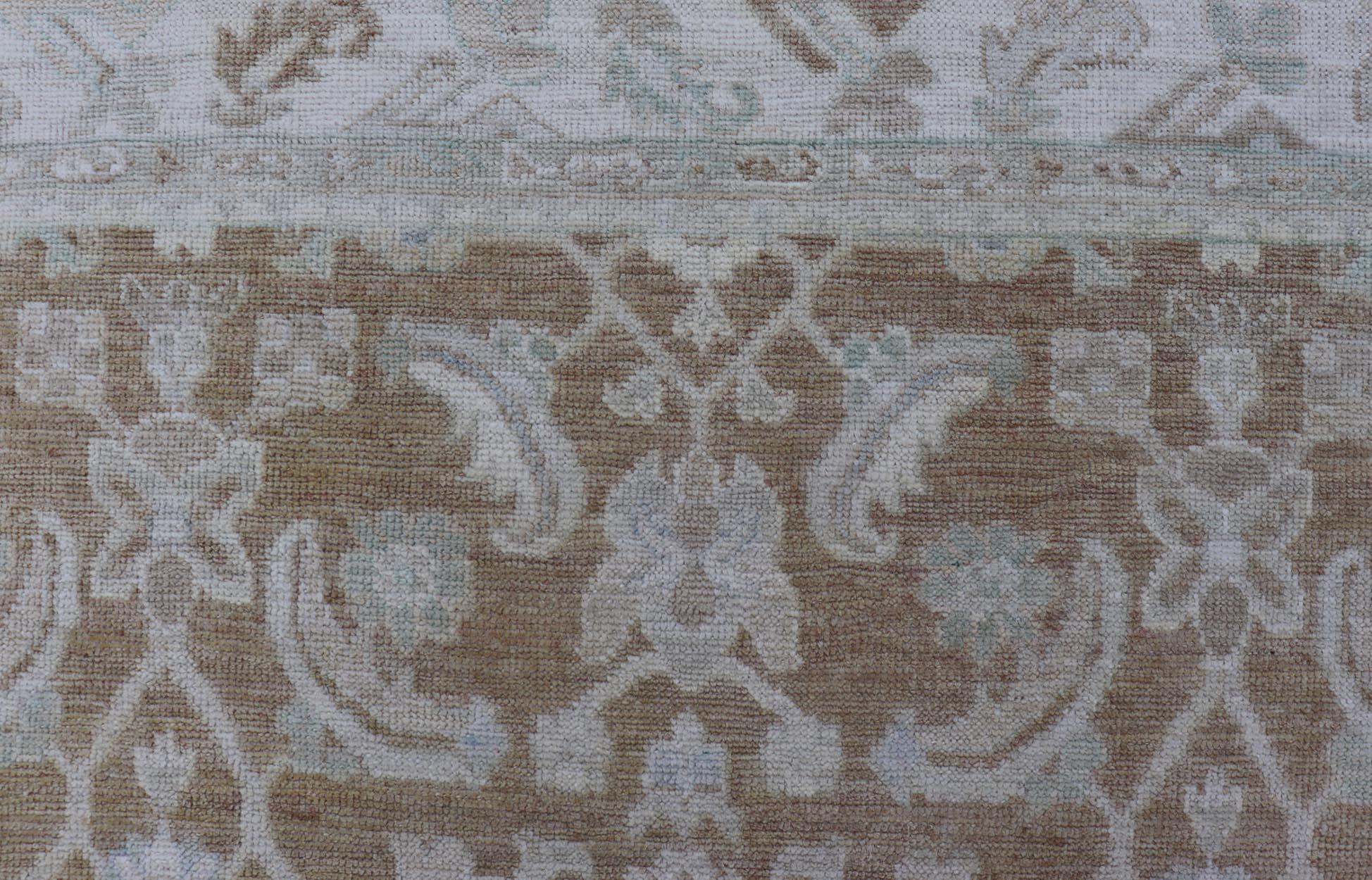 Afghano Tappeto moderno Oushak con base calda color taupe e accenti avorio 5'1 x 7'7 in vendita