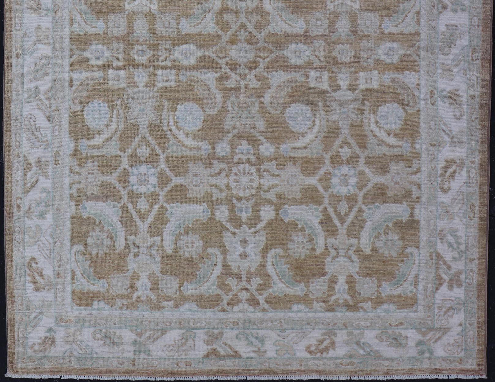 XXI secolo e contemporaneo Tappeto moderno Oushak con base calda color taupe e accenti avorio 5'1 x 7'7 in vendita