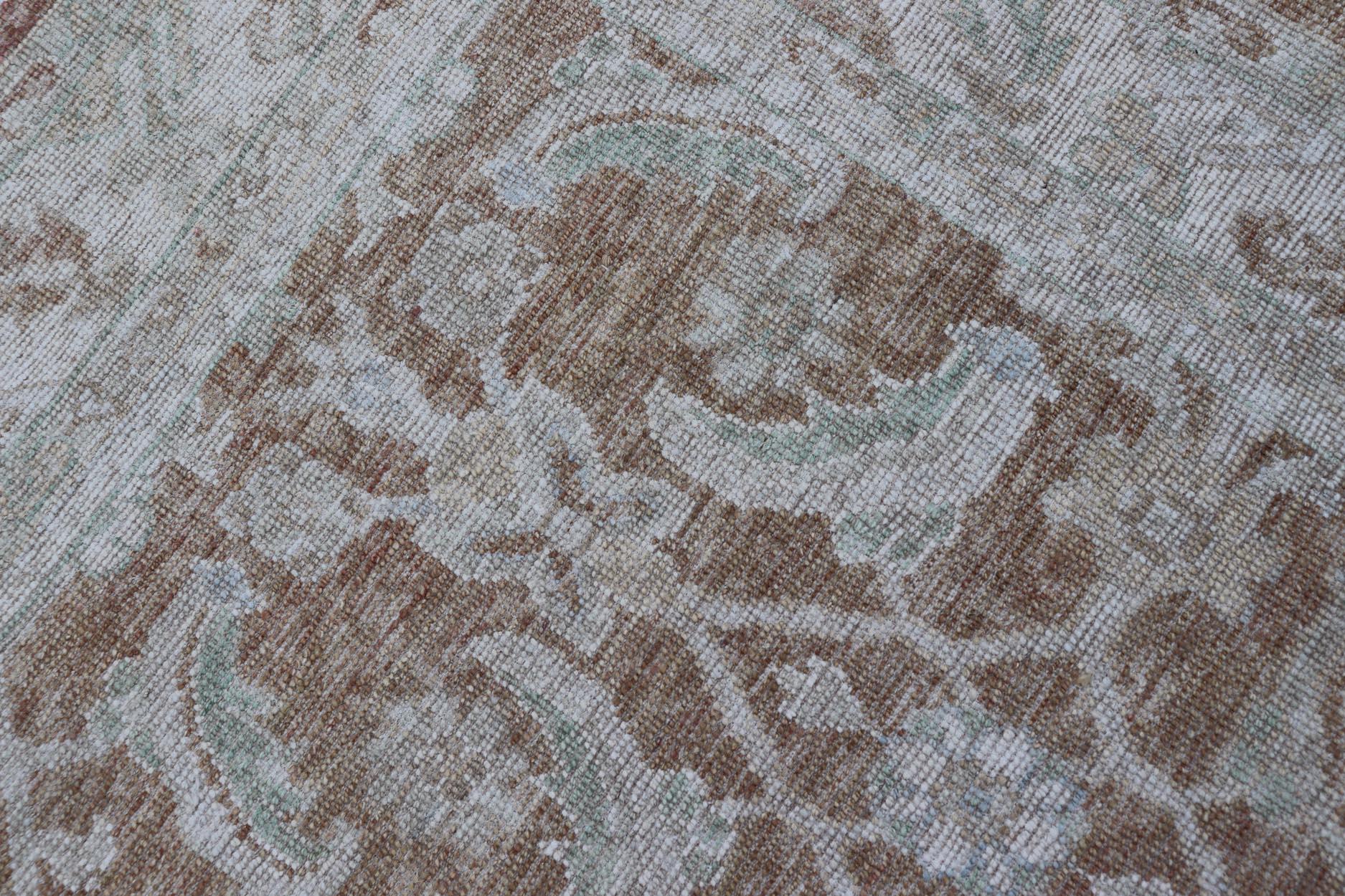 Lana Tappeto moderno Oushak con base calda color taupe e accenti avorio 5'1 x 7'7 in vendita