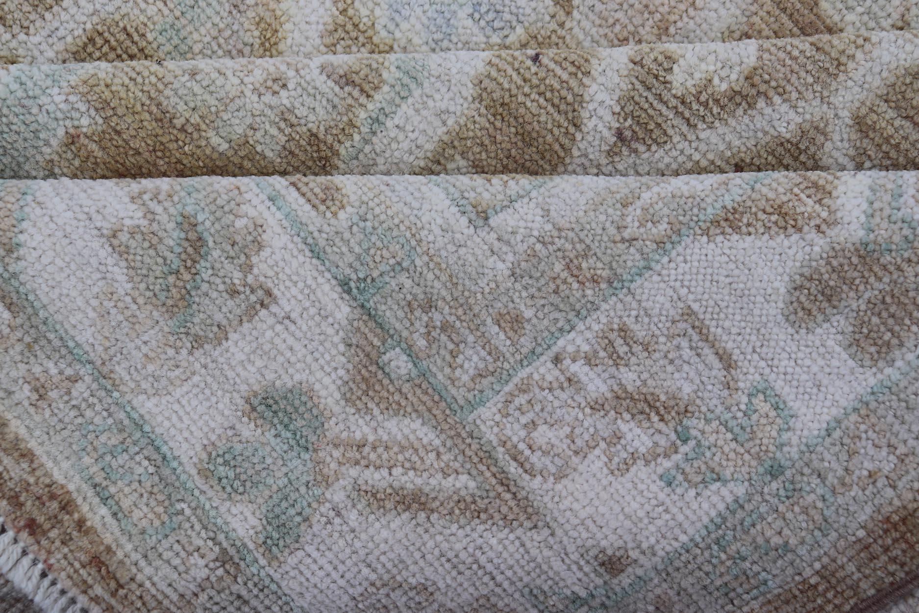 Tappeto moderno Oushak con base calda color taupe e accenti avorio 5'1 x 7'7 in vendita 1