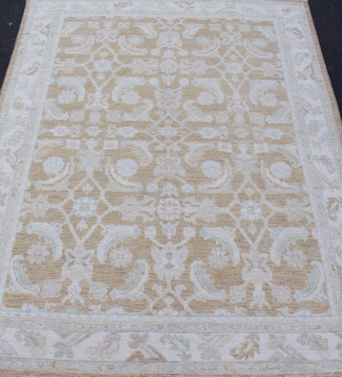 Tappeto moderno Oushak con base calda color taupe e accenti avorio 5'1 x 7'7 in vendita 2