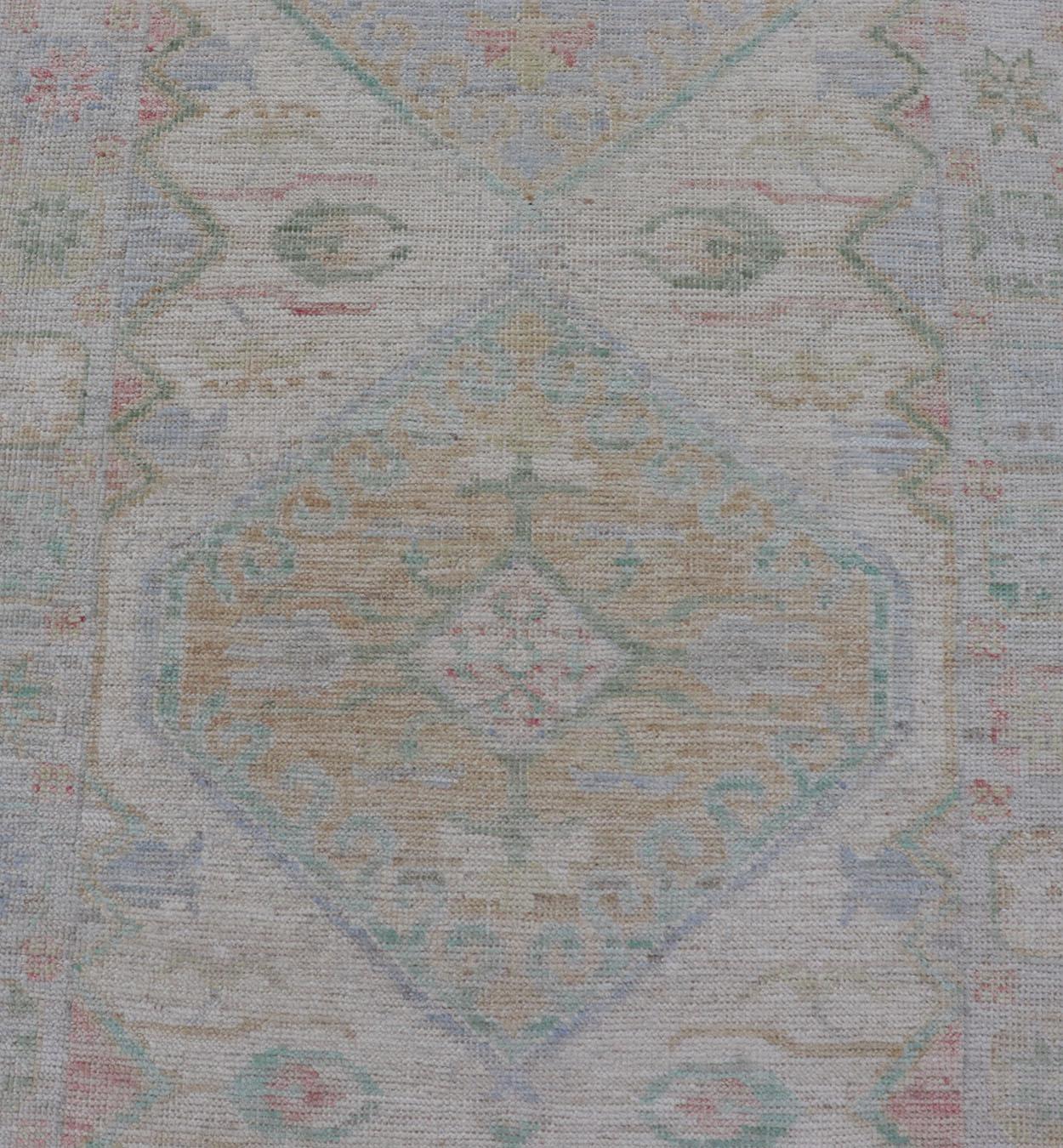 Maße: 3'2 x 16'6 
Modernes Oushak-Läufer-Design mit cremefarbenem Hintergrund und All-Over-Design. Keivan Woven Arts; Teppich AWR-12595 Herkunftsland: Afghanistan  Art: Oushak  Design/One: Floral, ganzflächig 

Dieser von Oushak entworfene Läufer