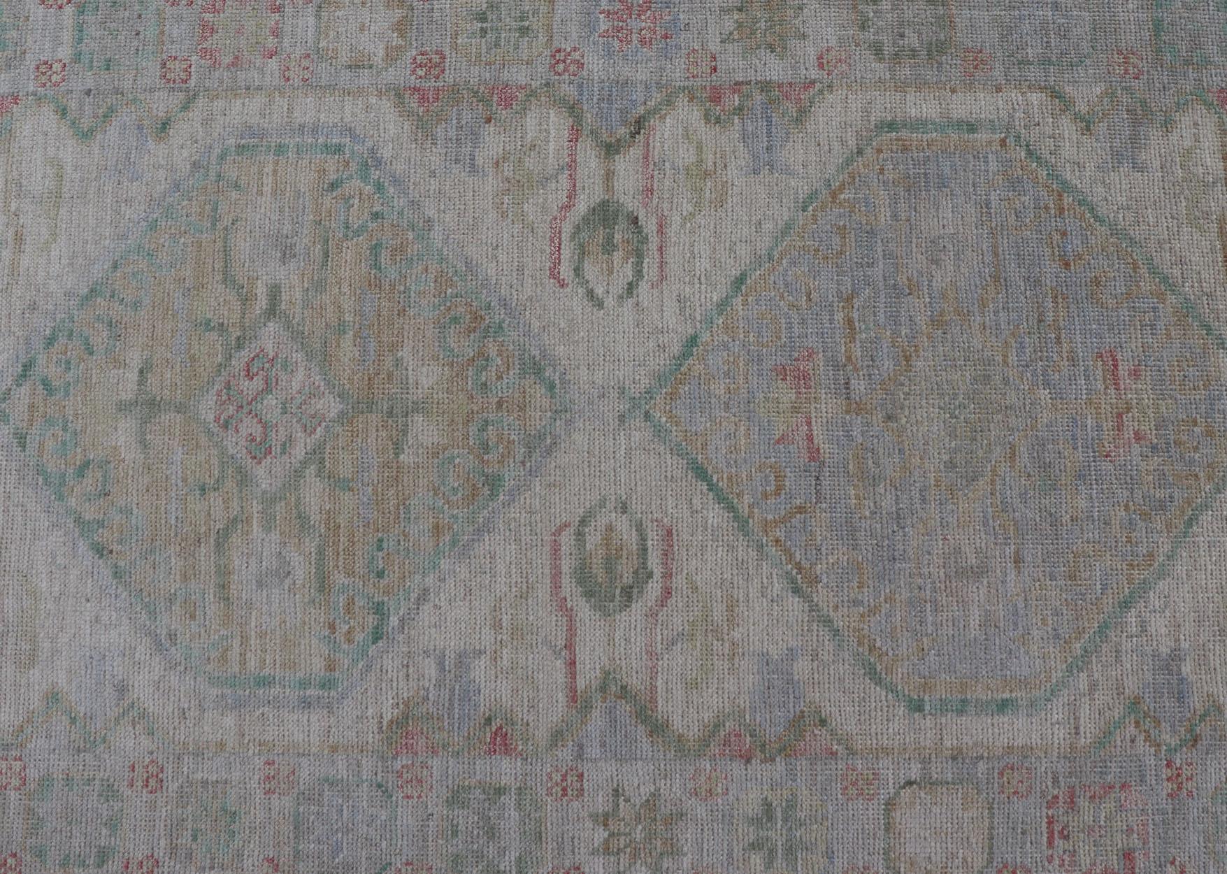 Modernes Oushak-Läufer-Design mit cremefarbenem Hintergrund und All-Over-Design 3'2 x 16'6 (Afghanisch) im Angebot