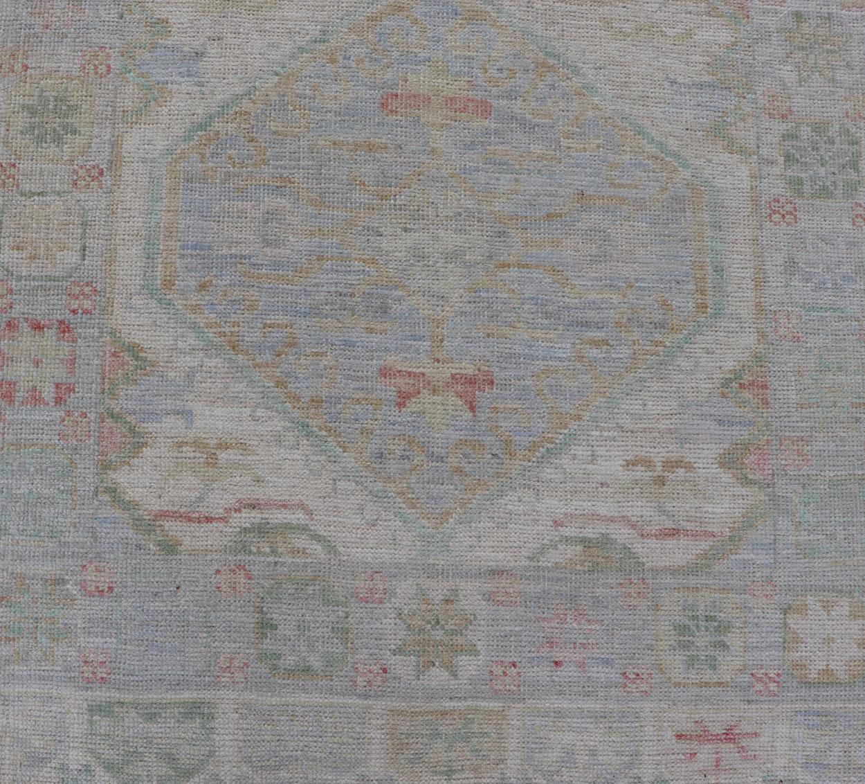 Modernes Oushak-Läufer-Design mit cremefarbenem Hintergrund und All-Over-Design 3'2 x 16'6 (Handgeknüpft) im Angebot