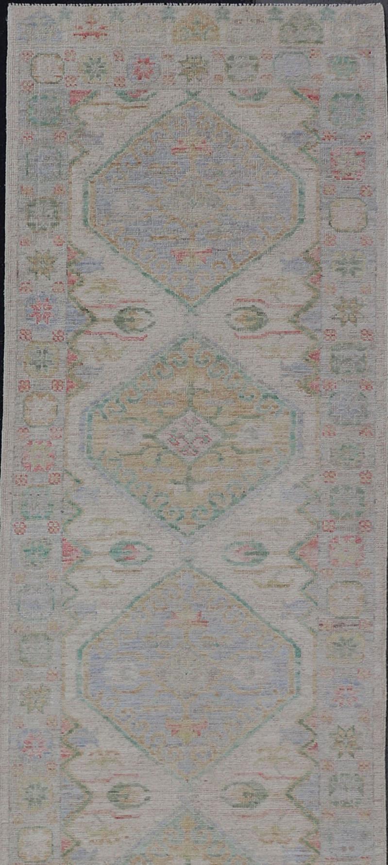 Modernes Oushak-Läufer-Design mit cremefarbenem Hintergrund und All-Over-Design 3'2 x 16'6 im Zustand „Neu“ im Angebot in Atlanta, GA